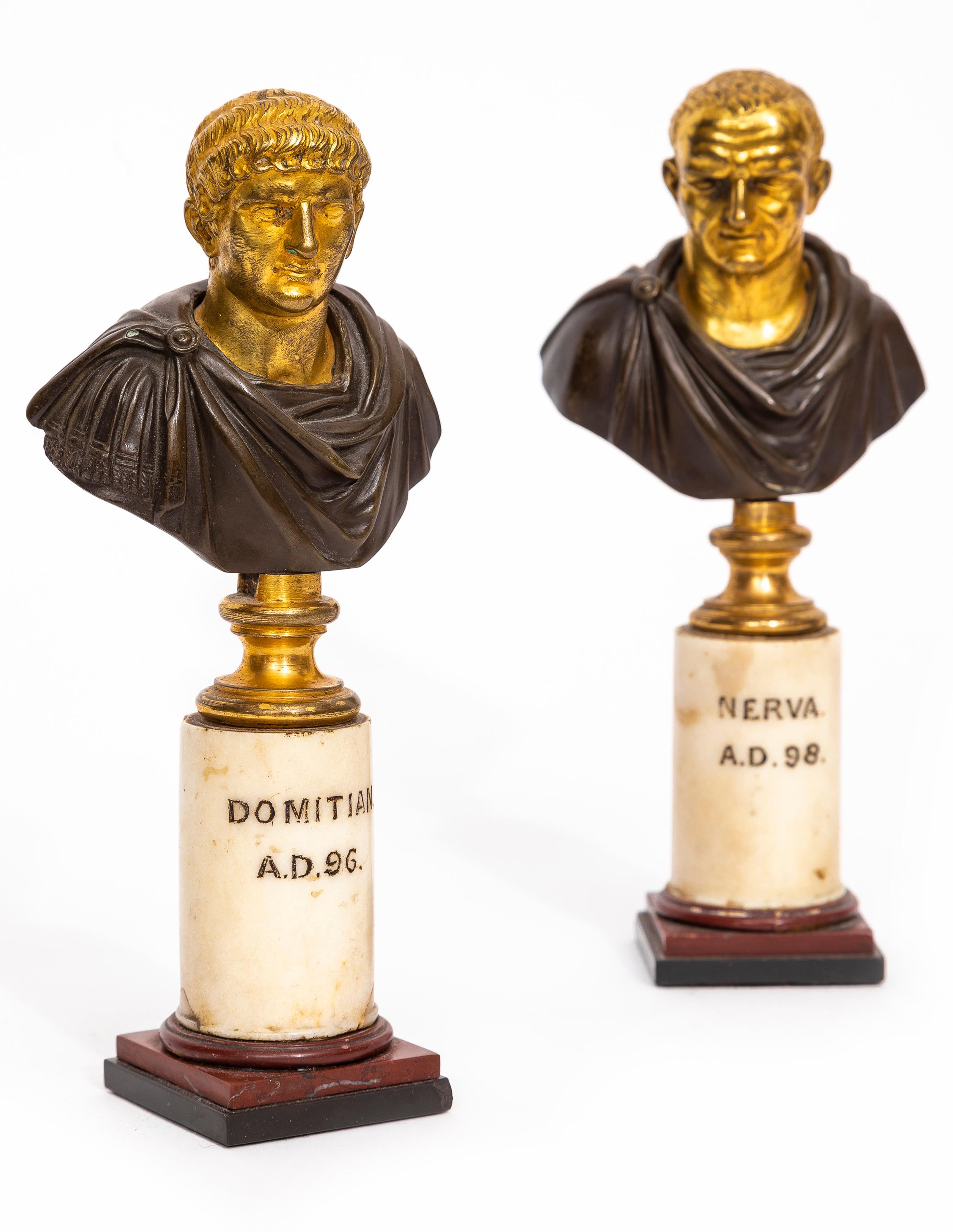 Coppia di busti romani di epoca Grand Tour del XVIII secolo degli imperatori Domiziano e Nerva.  Questi busti raffigurano gli imperatori romani Domiziano e Nerva e mostrano dettagli finemente fusi e cesellati a mano. Ogni busto è impreziosito da una