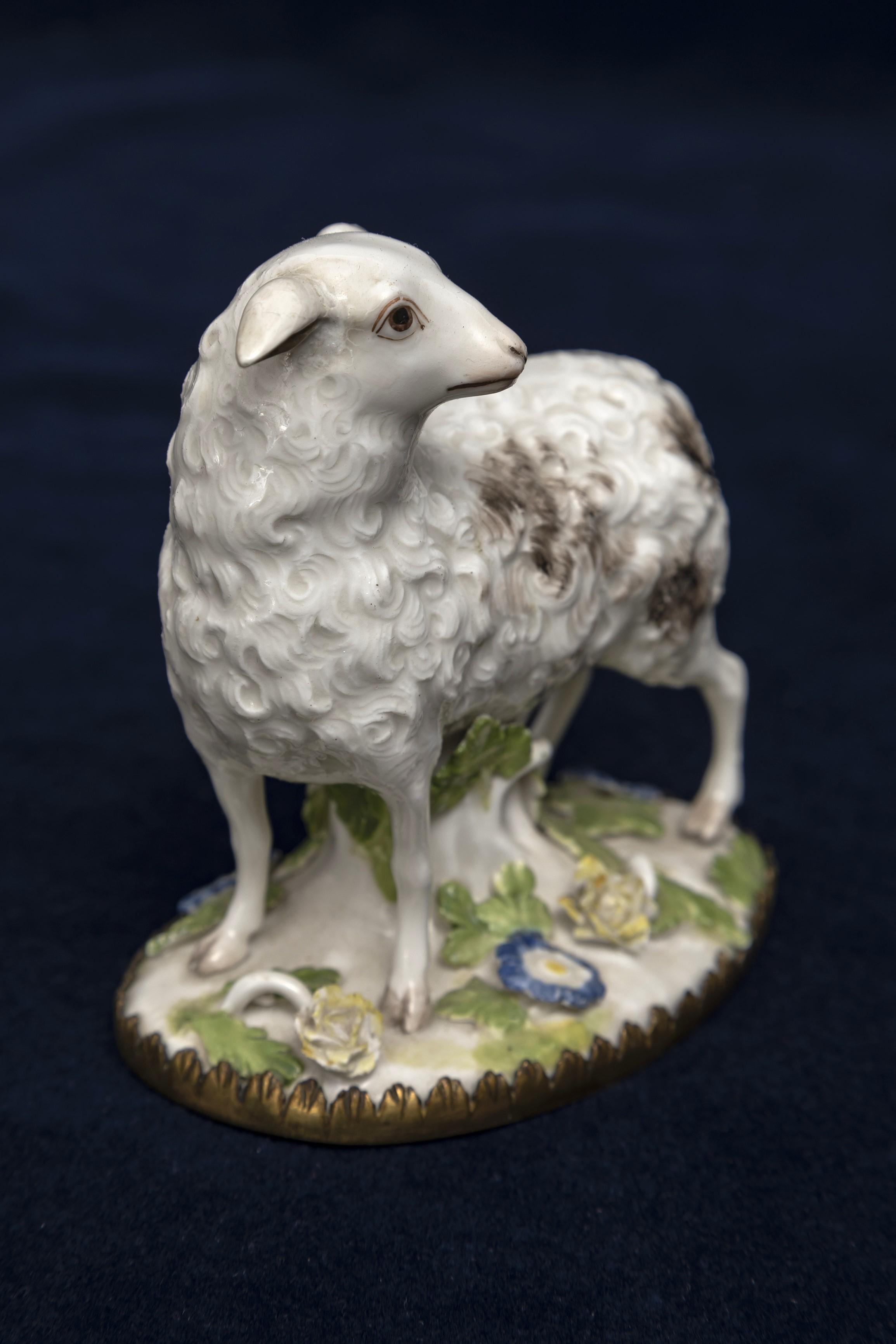 Pareja de ovejas de porcelana de Meissen del siglo XVIII montadas en ormolu y modeladas por Kändler en venta 2