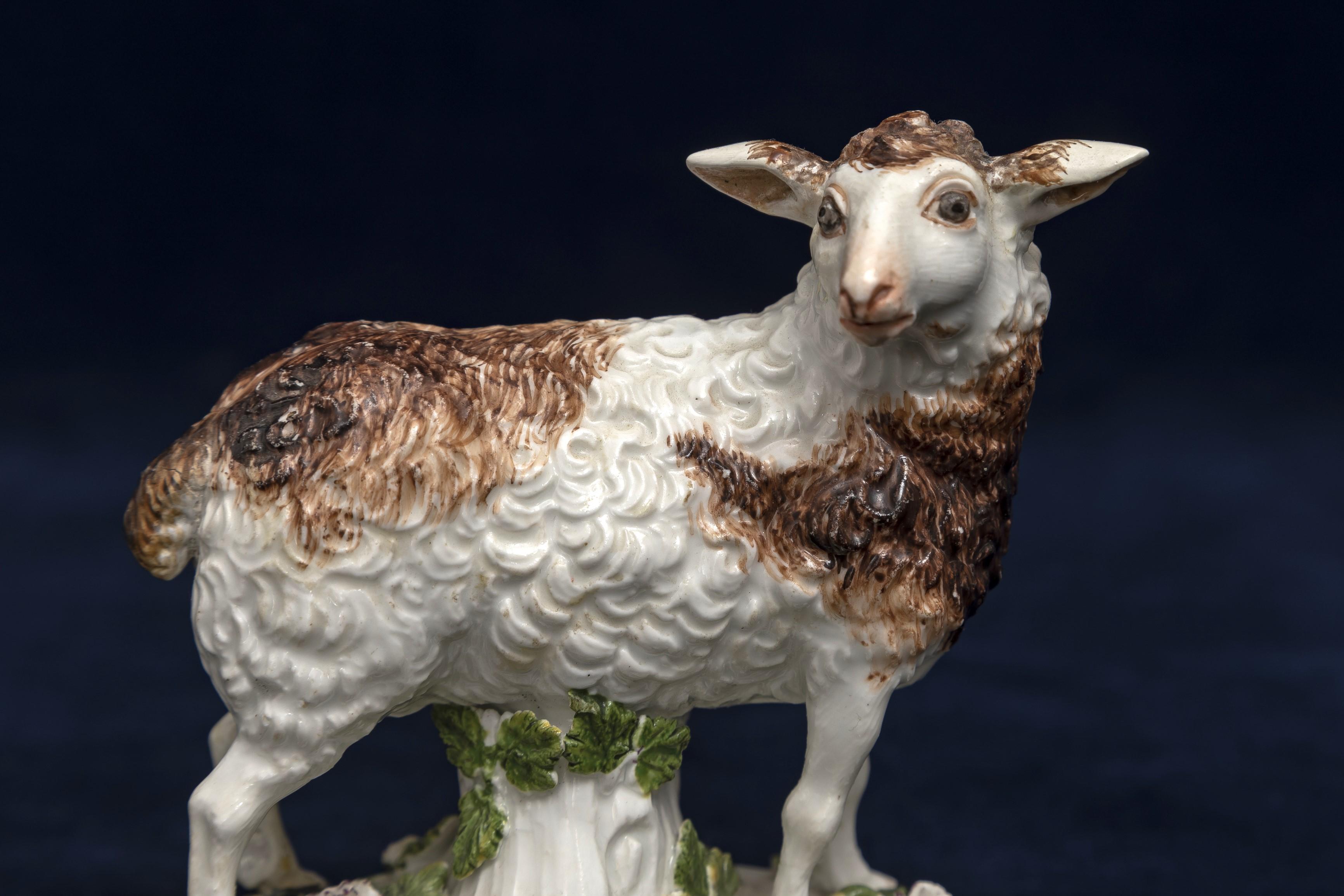 Pareja de ovejas de porcelana de Meissen del siglo XVIII montadas en ormolu y modeladas por Kändler en venta 3