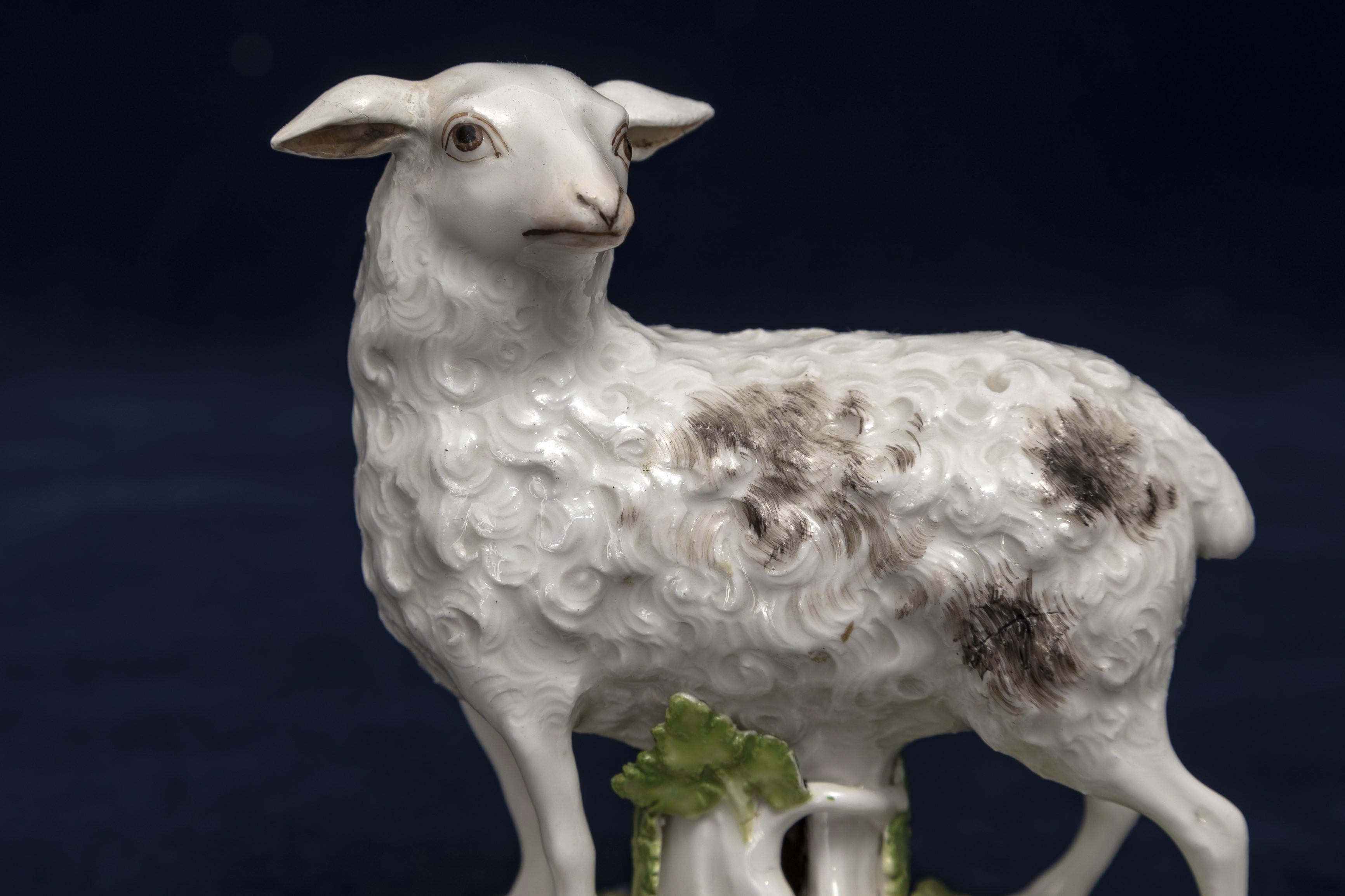 Pareja de ovejas de porcelana de Meissen del siglo XVIII montadas en ormolu y modeladas por Kändler en venta 4