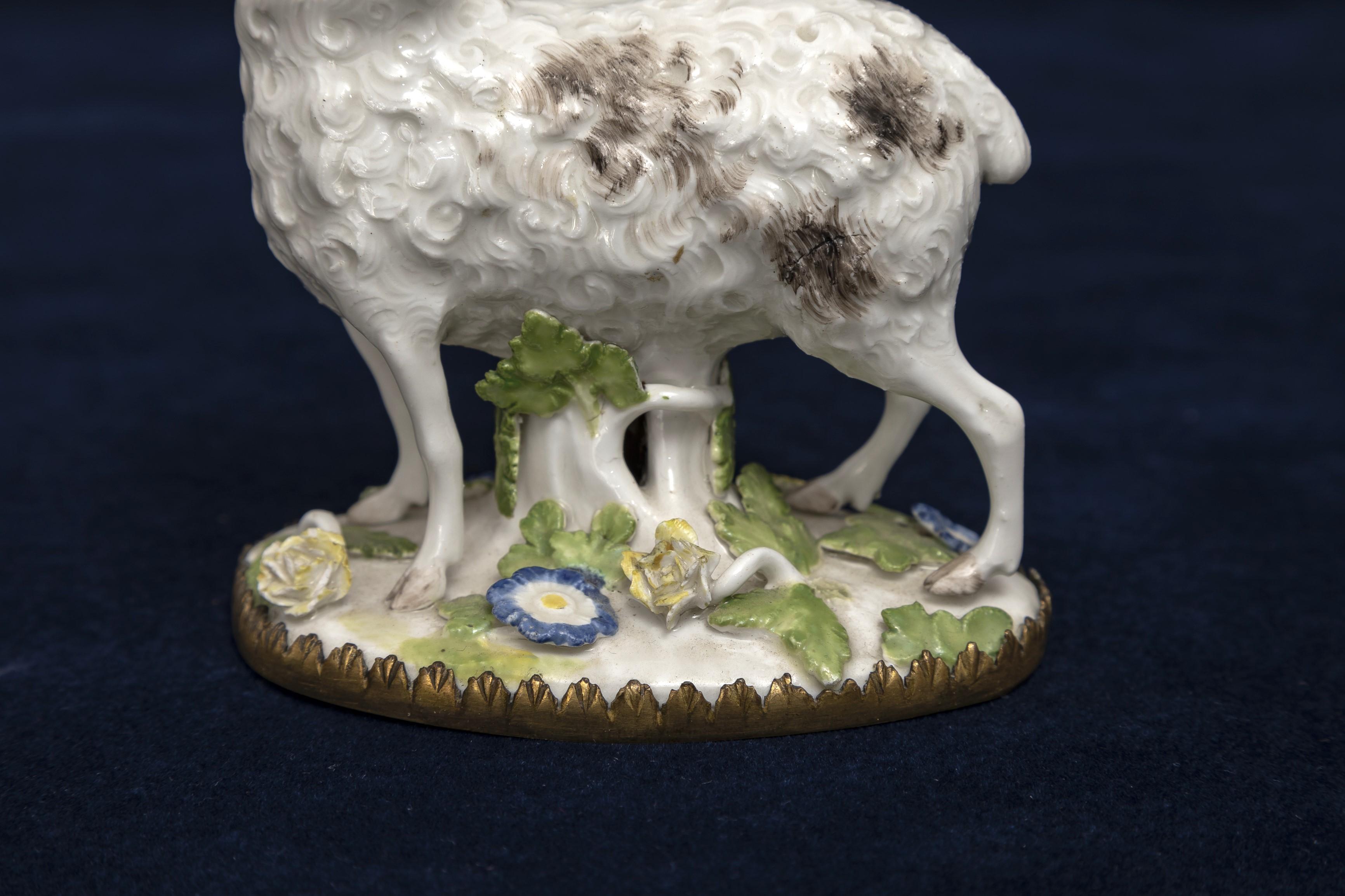 Pareja de ovejas de porcelana de Meissen del siglo XVIII montadas en ormolu y modeladas por Kändler en venta 5