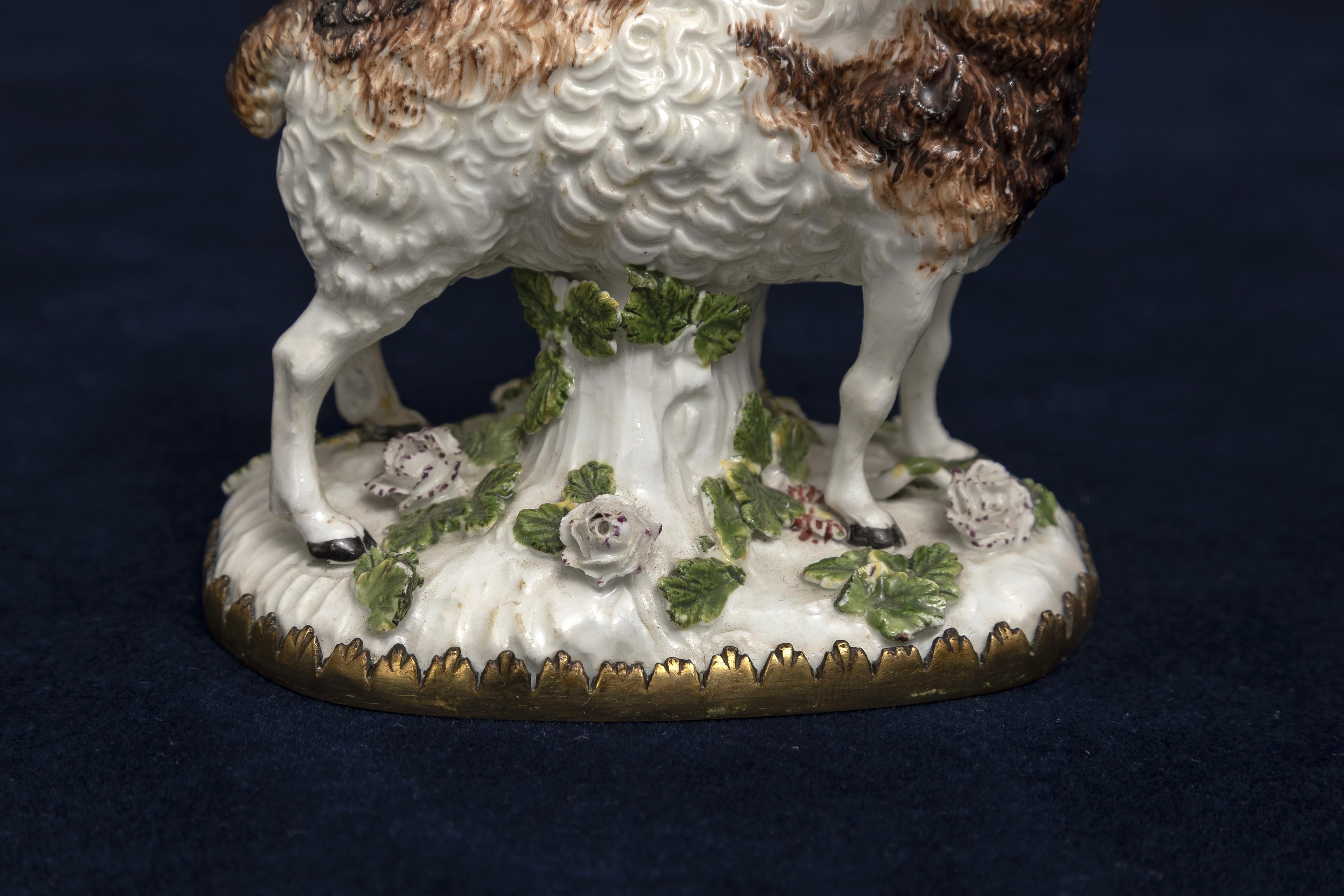 Pareja de ovejas de porcelana de Meissen del siglo XVIII montadas en ormolu y modeladas por Kändler en venta 6