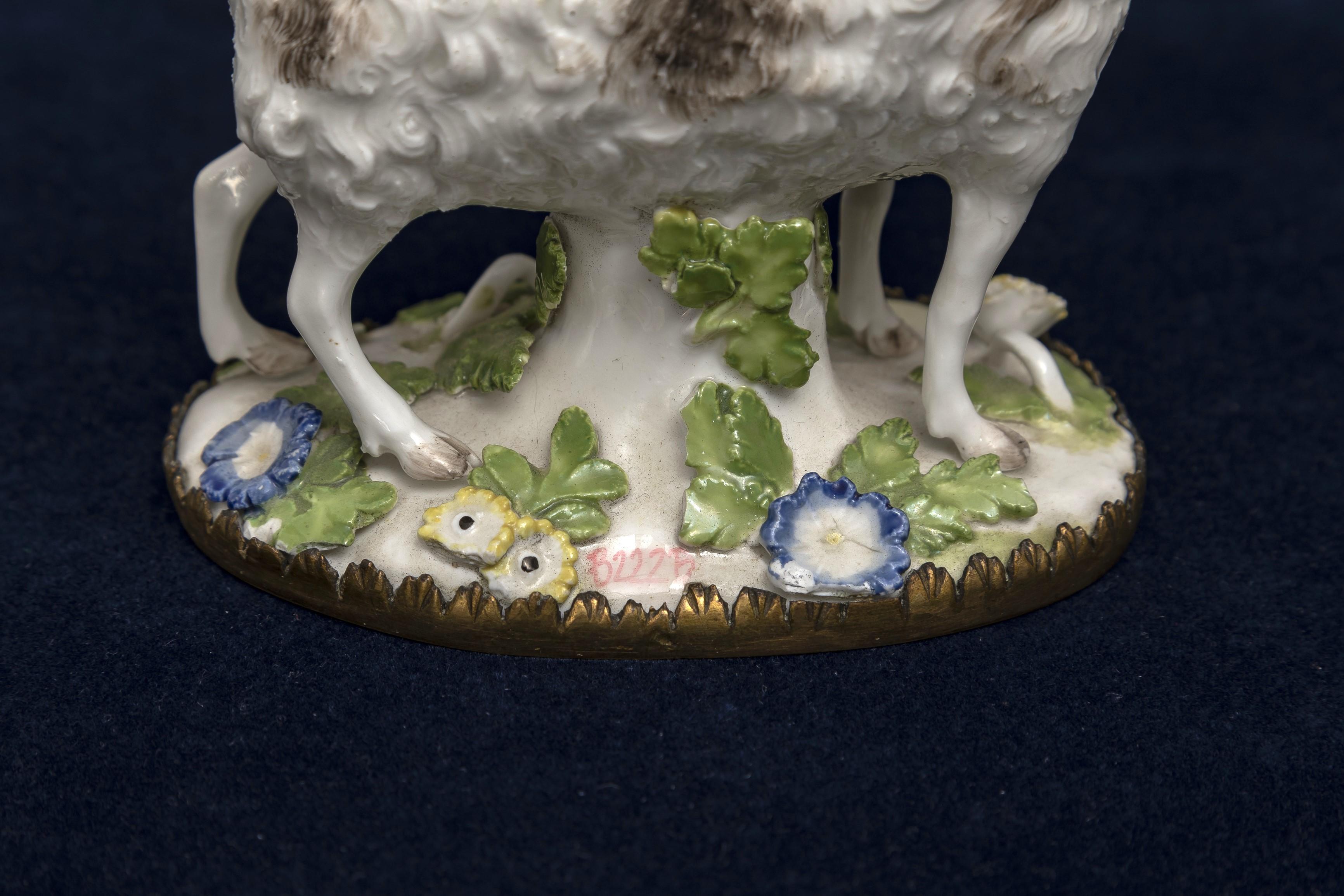 Pareja de ovejas de porcelana de Meissen del siglo XVIII montadas en ormolu y modeladas por Kändler en venta 7