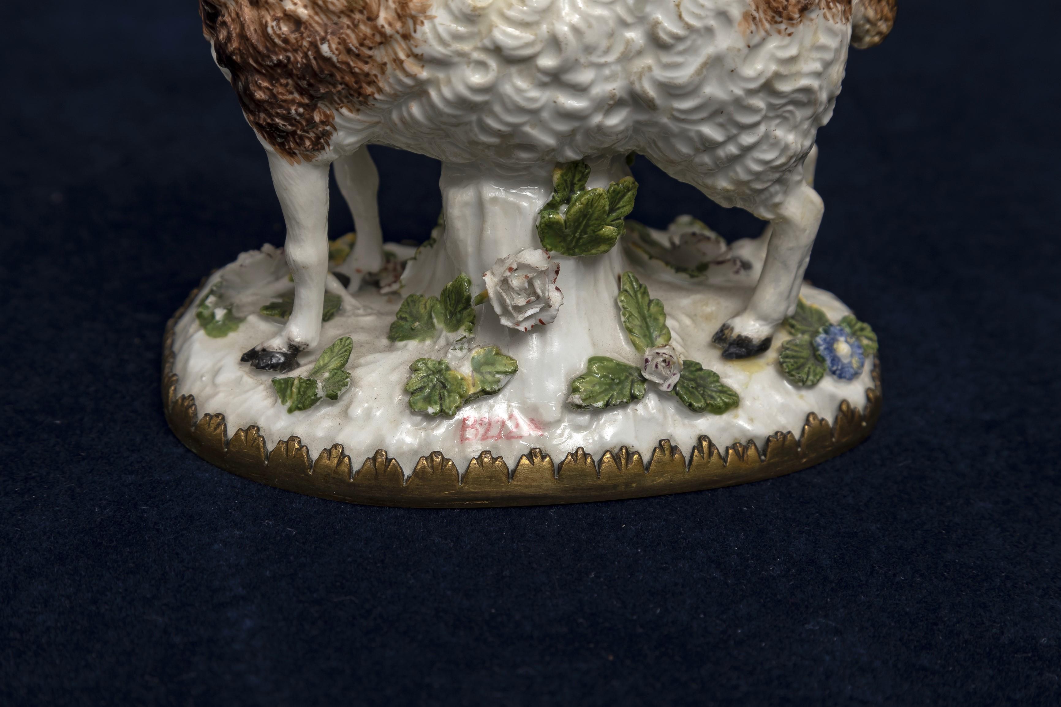Pareja de ovejas de porcelana de Meissen del siglo XVIII montadas en ormolu y modeladas por Kändler en venta 8