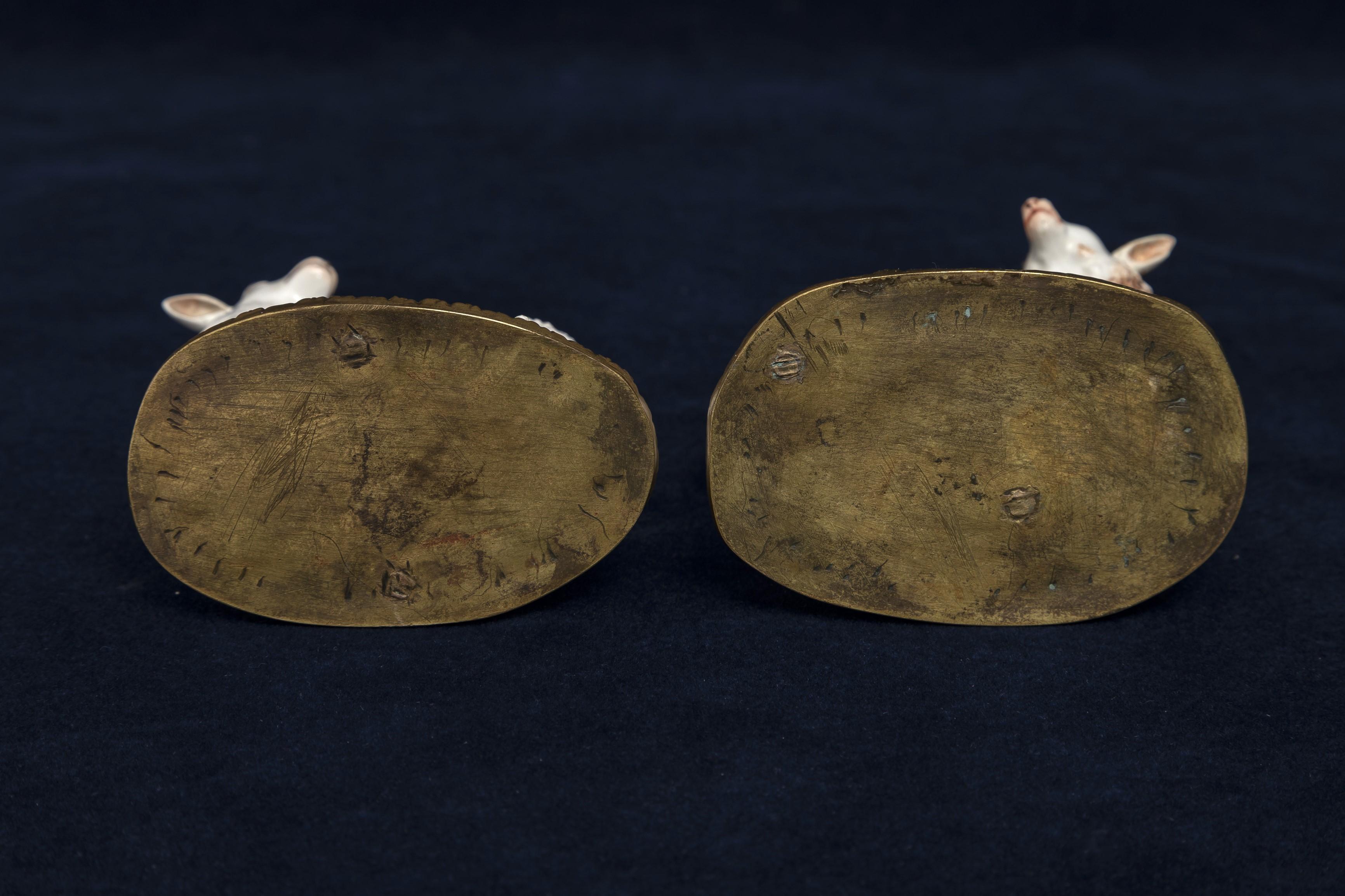 Pareja de ovejas de porcelana de Meissen del siglo XVIII montadas en ormolu y modeladas por Kändler en venta 9