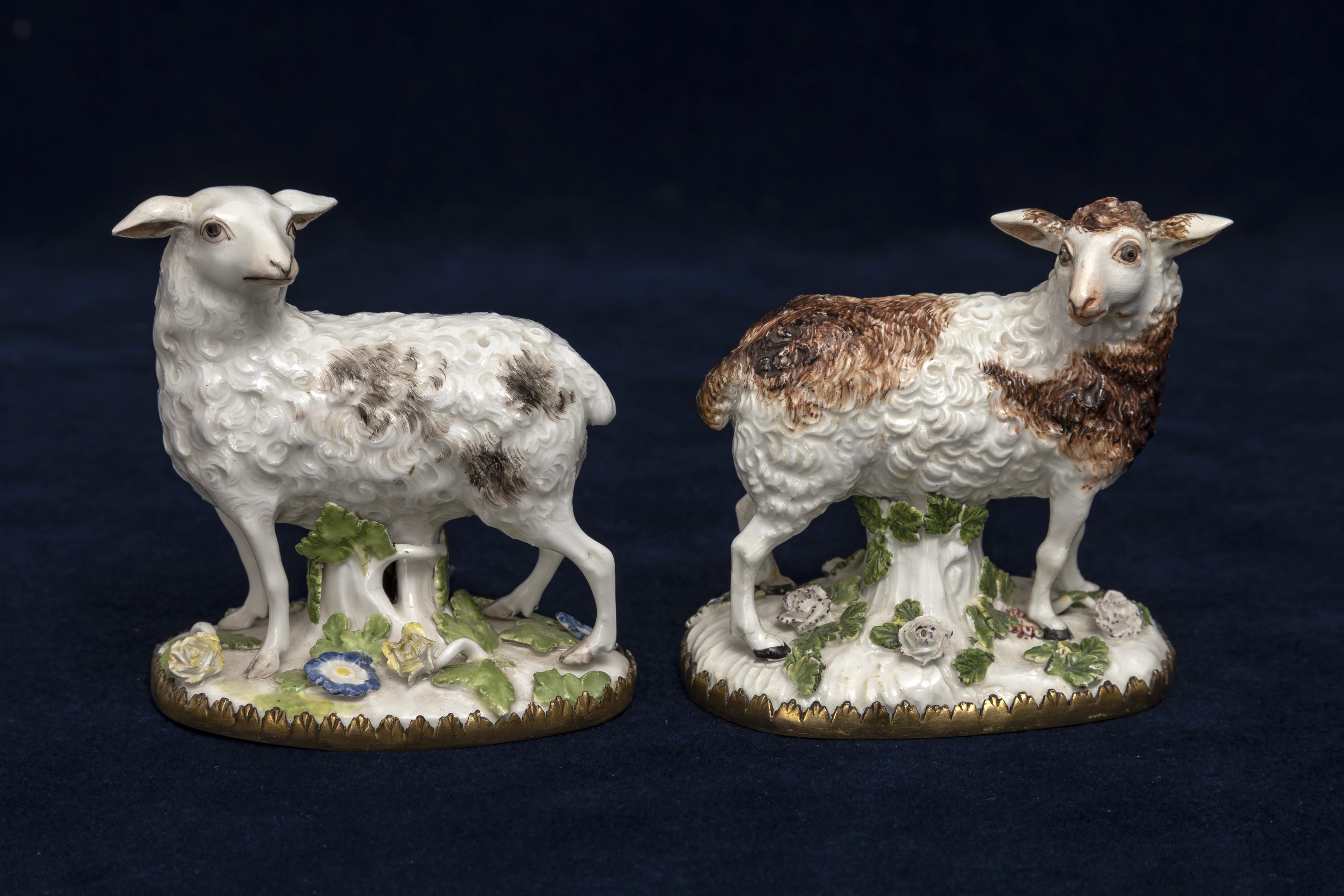 Raro par de ovejas de Meissen Porcelain del s. XVIII montadas en ormolu y modeladas por Kändler.  Encantadora pareja de figuritas de oveja de porcelana de Meissen, modeladas con maestría por el renombrado artista Johann Joachim Kändler.
