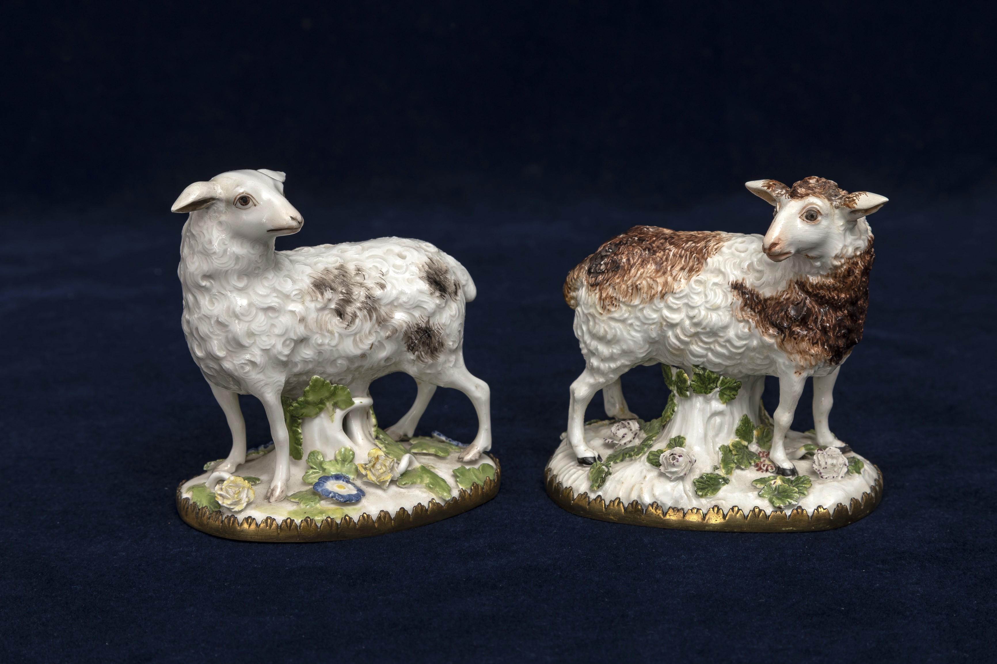 Pareja de ovejas de porcelana de Meissen del siglo XVIII montadas en ormolu y modeladas por Kändler Luis XV en venta