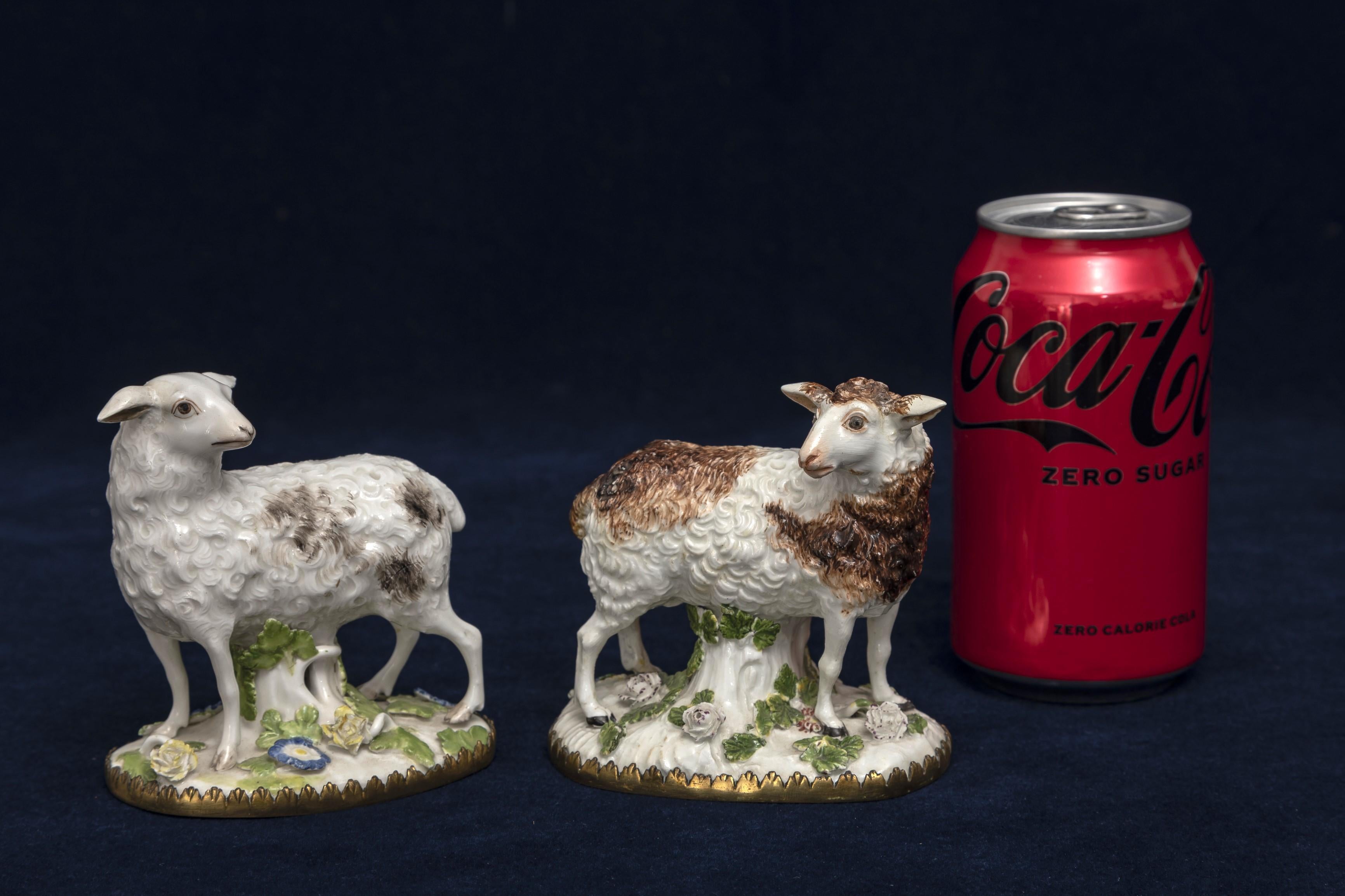 Pareja de ovejas de porcelana de Meissen del siglo XVIII montadas en ormolu y modeladas por Kändler Alemán en venta