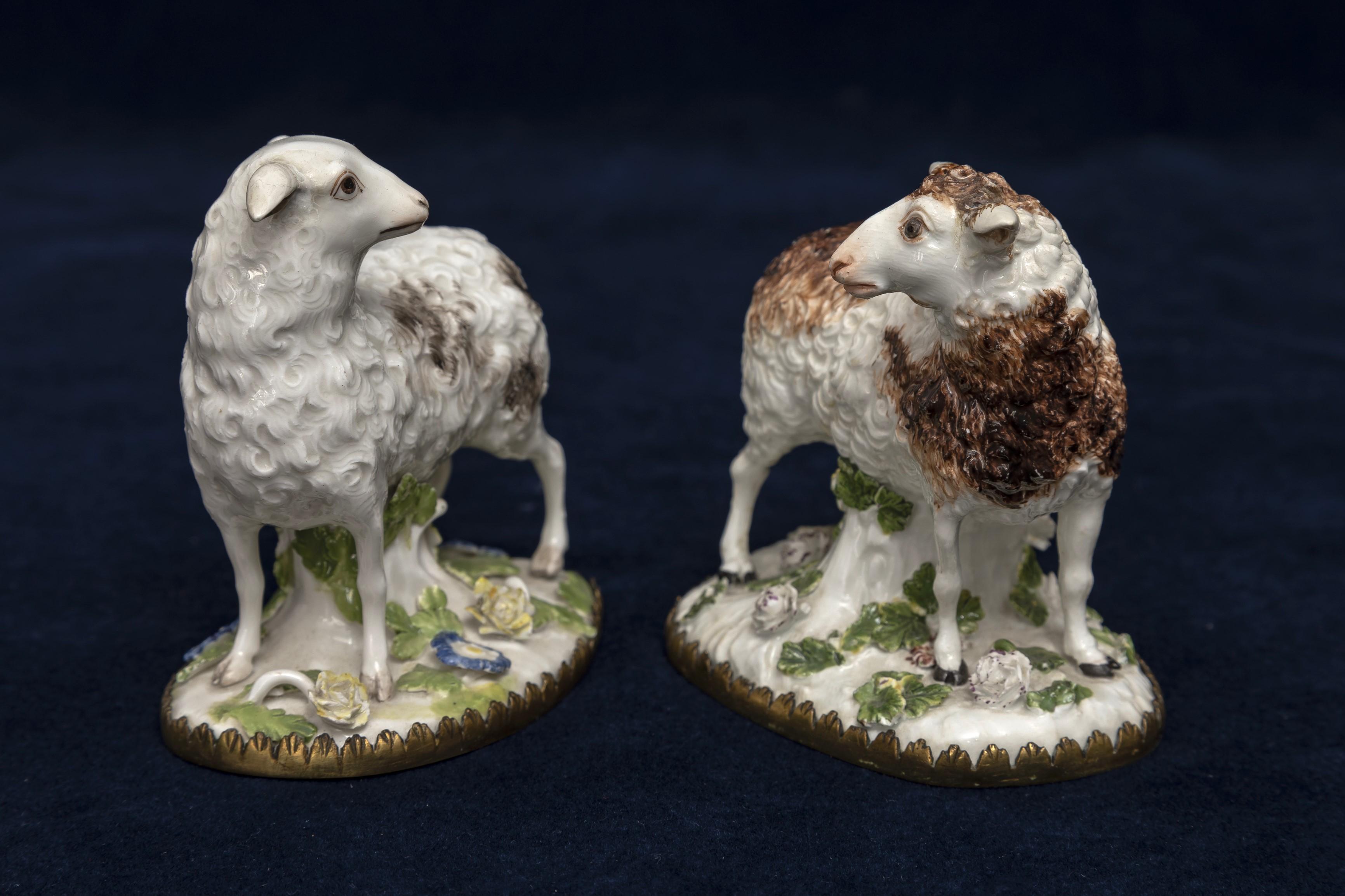Pareja de ovejas de porcelana de Meissen del siglo XVIII montadas en ormolu y modeladas por Kändler Tallado a mano en venta