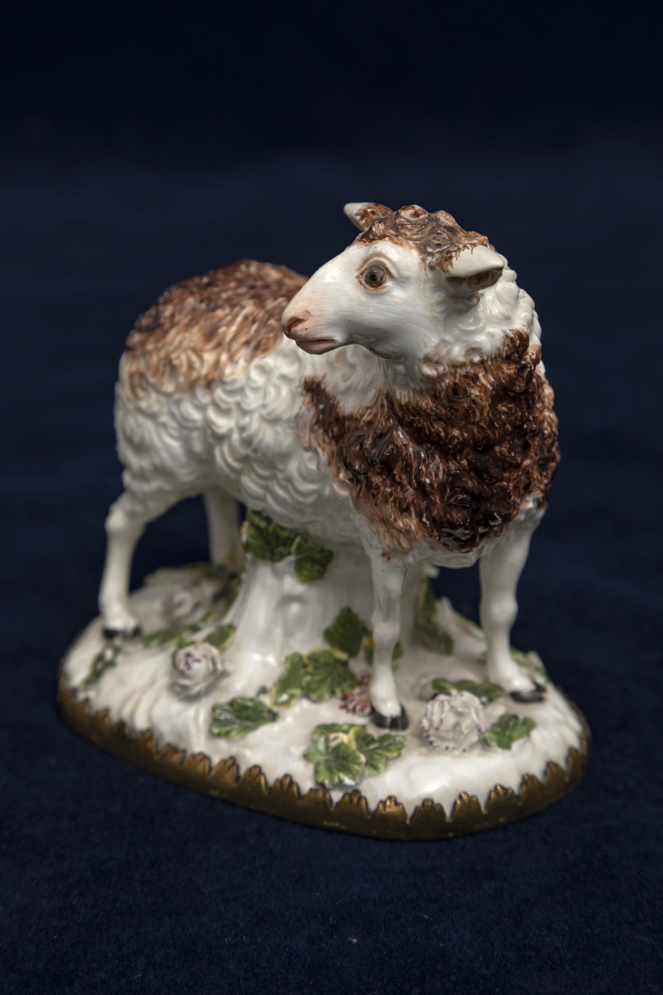 Pareja de ovejas de porcelana de Meissen del siglo XVIII montadas en ormolu y modeladas por Kändler mediados del siglo XVIII en venta