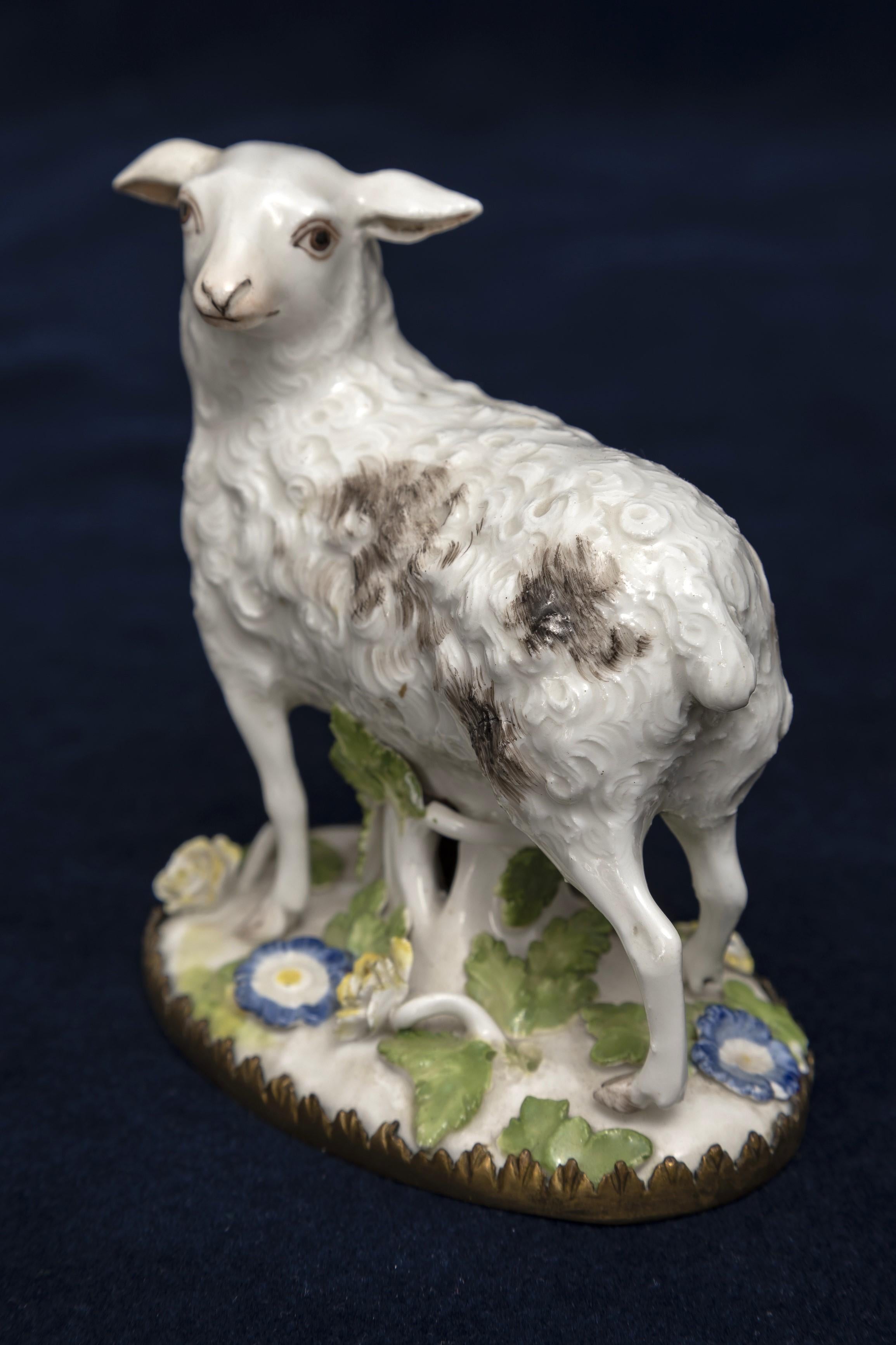 Pareja de ovejas de porcelana de Meissen del siglo XVIII montadas en ormolu y modeladas por Kändler Bronce en venta