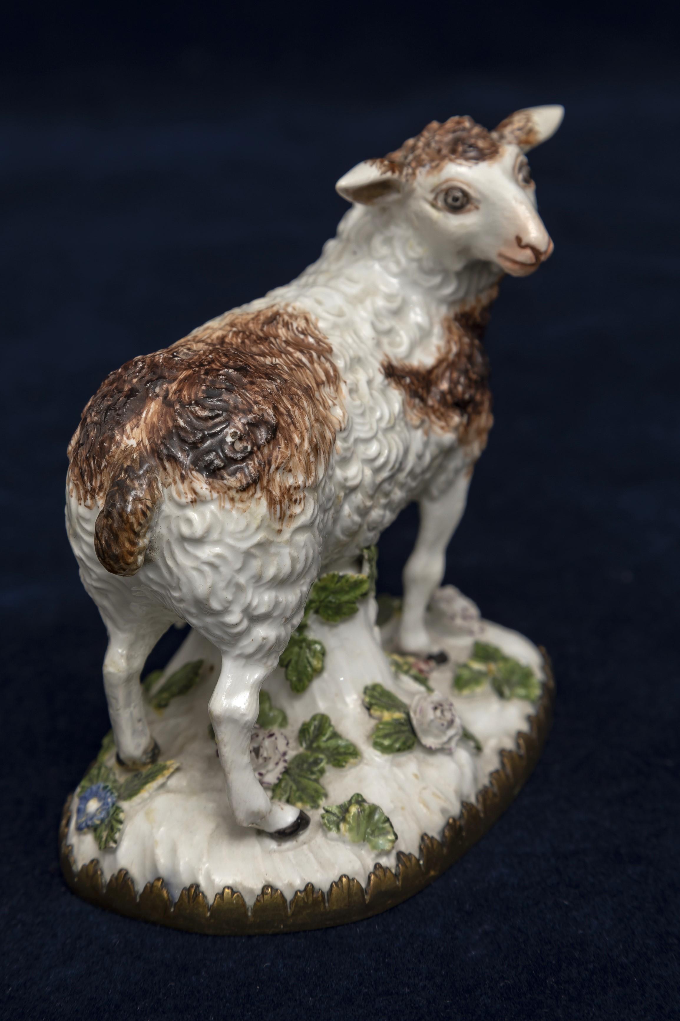 Pareja de ovejas de porcelana de Meissen del siglo XVIII montadas en ormolu y modeladas por Kändler en venta 1