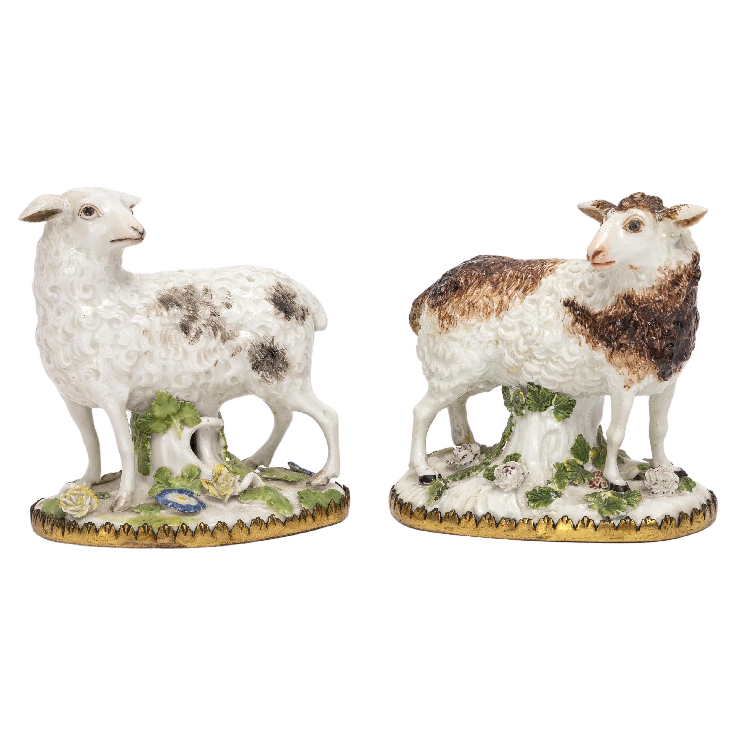 Pareja de ovejas de porcelana de Meissen del siglo XVIII montadas en ormolu y modeladas por Kändler en venta