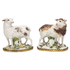 Ein Paar Schafe aus Meissener Porzellan mit Ormolu-Montierung aus dem 18. Jahrhundert, modelliert von Kändler