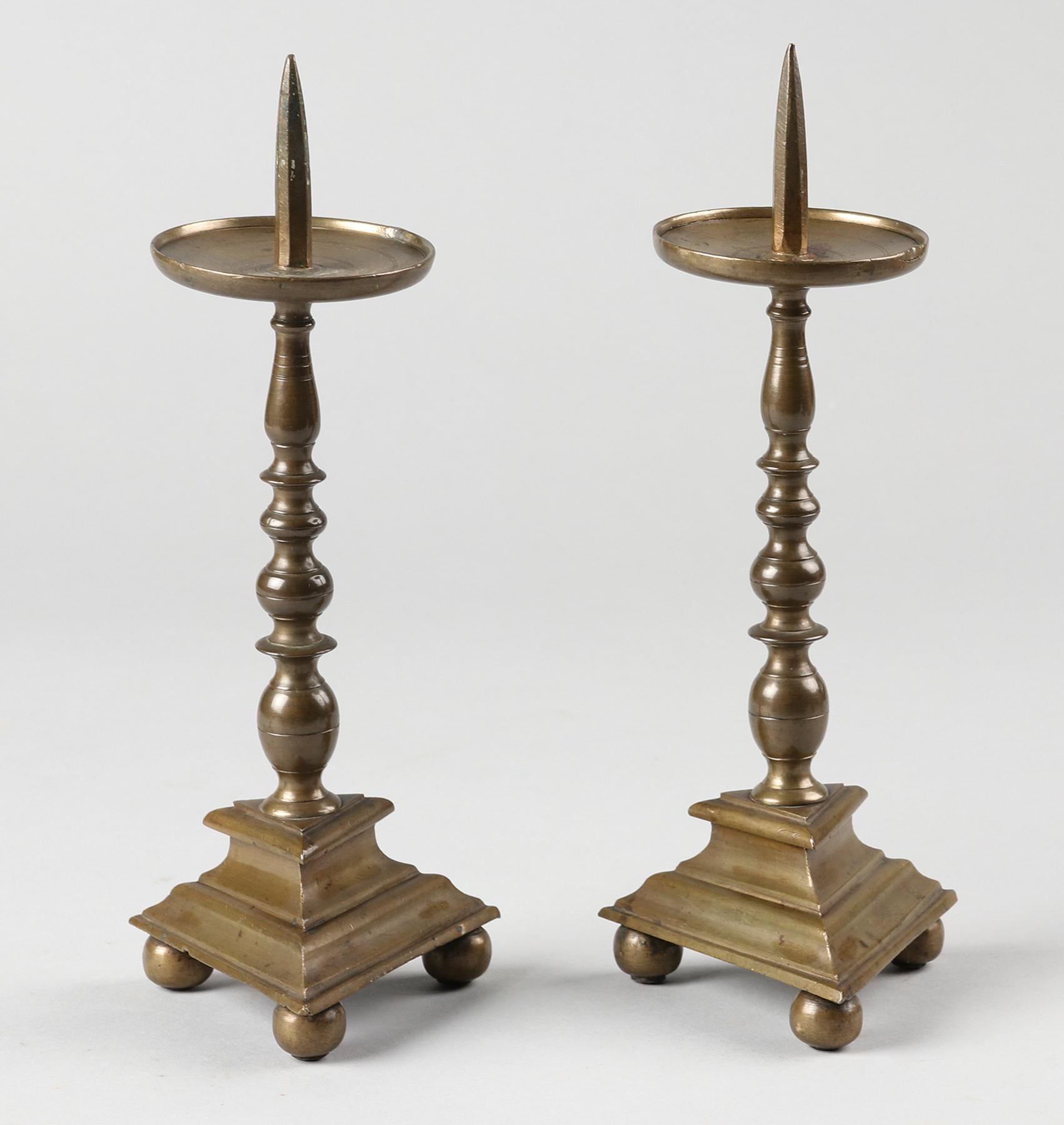 Nice pair of copper candlesticks. These are so-called pen candlesticks, so called because of the protruding point at the top. The candlesticks have a triangular base and a beautiful baluster-shaped trunk. The candlesticks date from circa 1780 and