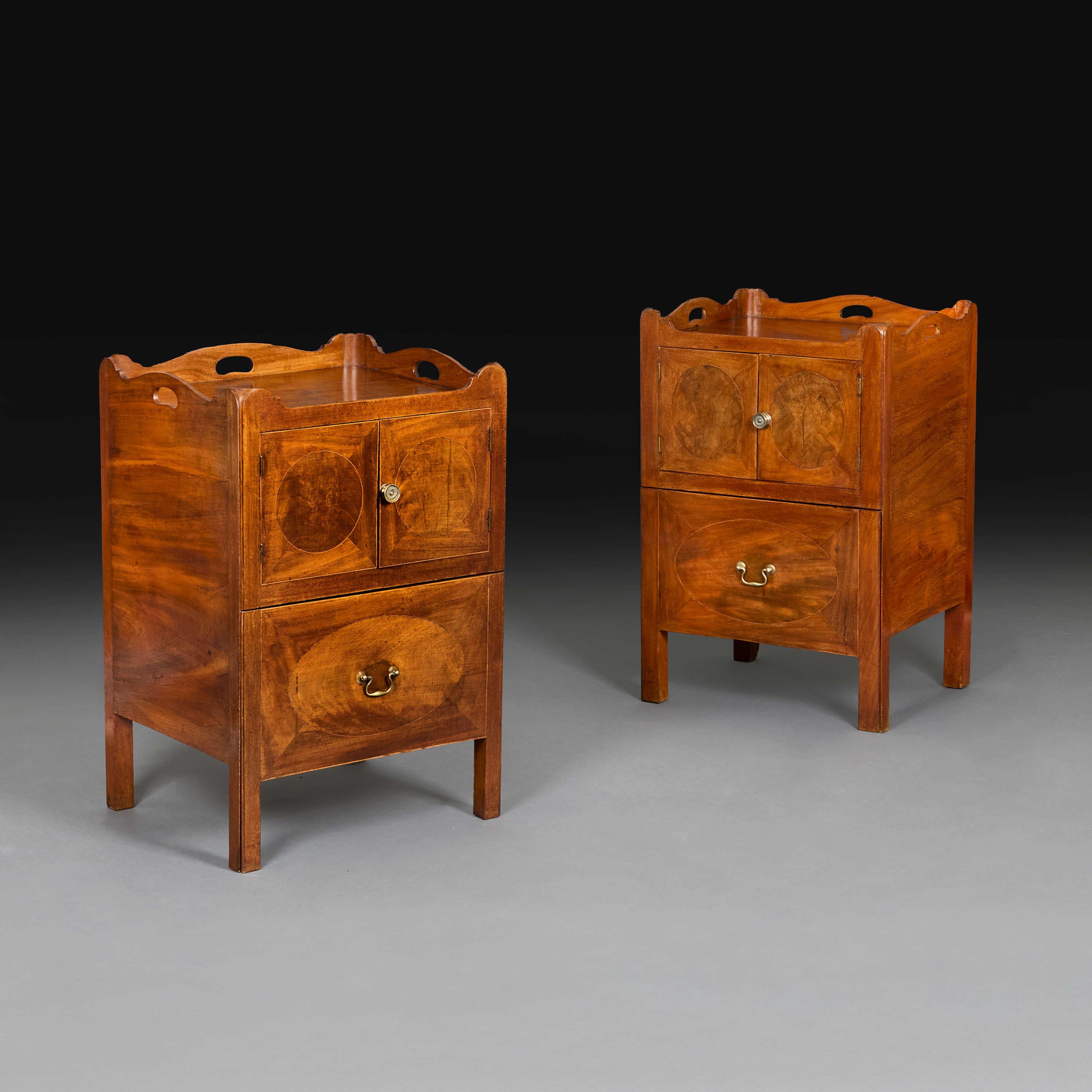 England, um 1780

Ein Paar Nachttische aus dem späten achtzehnten Jahrhundert, mit Tablett-Tops, die Fronten mit zwei Türen mit Intarsien-Dekoration zu öffnen, und ziehen Sie Wildleder bedeckt Oberfläche. 

Höhe      84.00cm

Breite      
