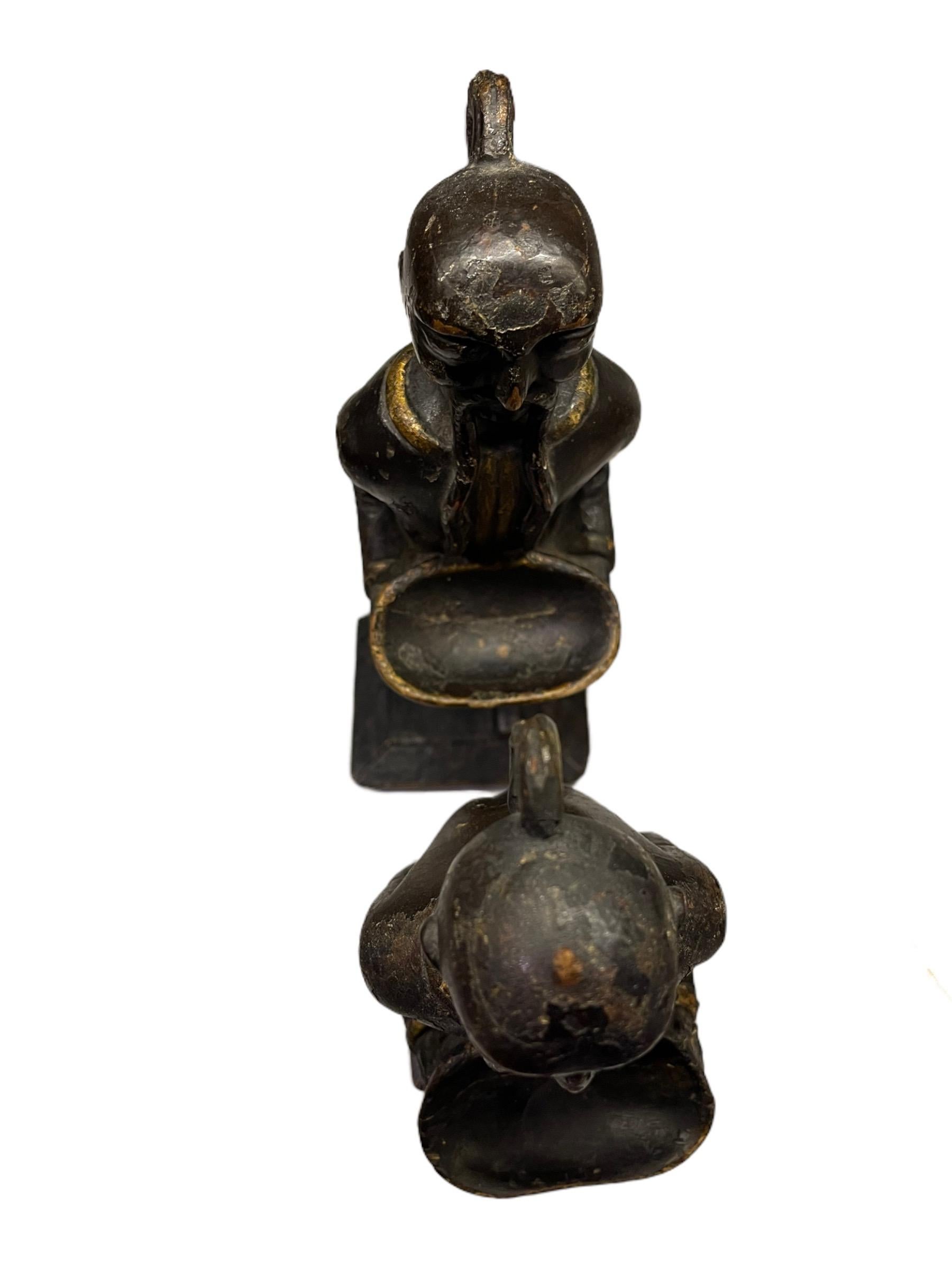 Pareja de anilleros ingleses de madera tallada Chinoiserie del siglo XVIII en venta 5
