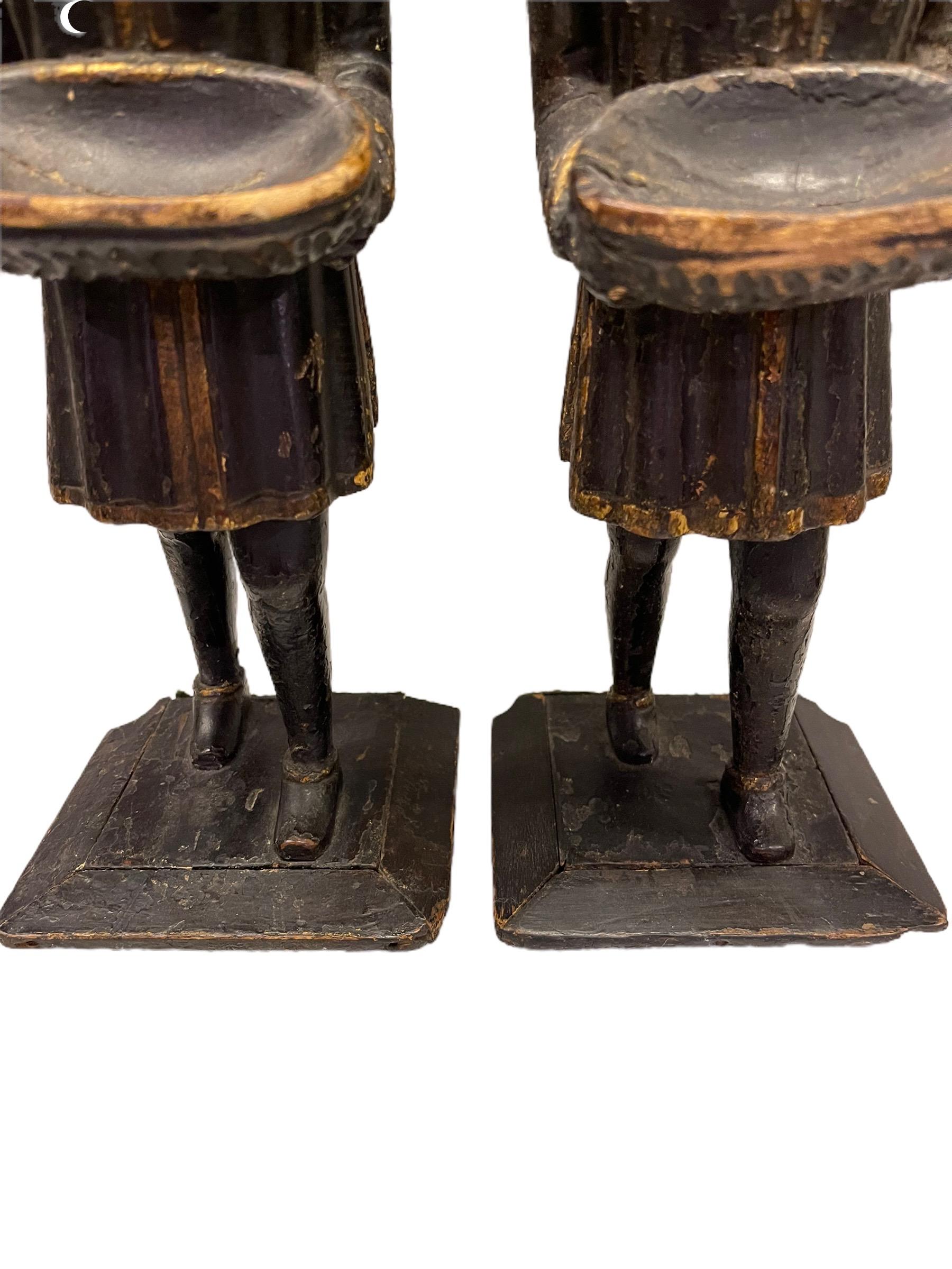 Pareja de anilleros ingleses de madera tallada Chinoiserie del siglo XVIII en venta 6