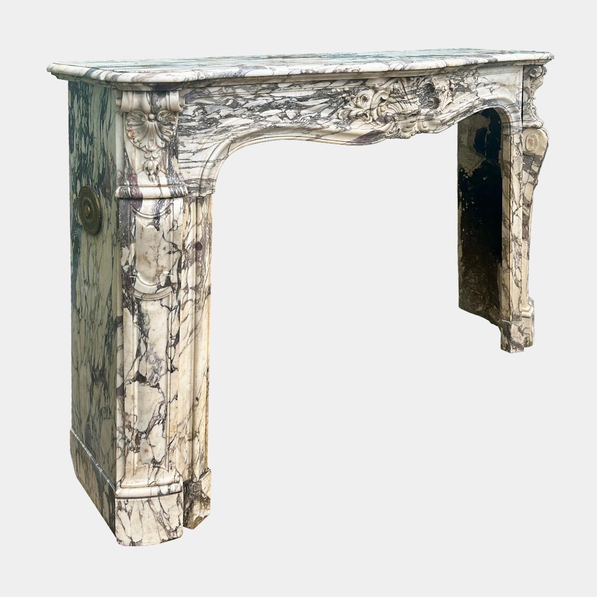Ein Paar französische Louis XV Breche Violette Marmorkaminverkleidungen aus dem 18. im Angebot 3