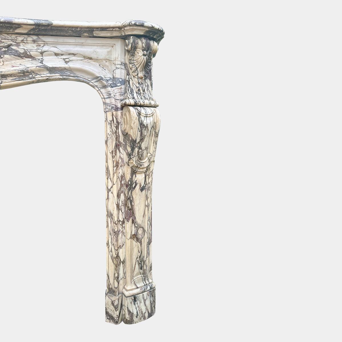 Ein Paar französische Louis XV Breche Violette Marmorkaminverkleidungen aus dem 18. im Angebot 4