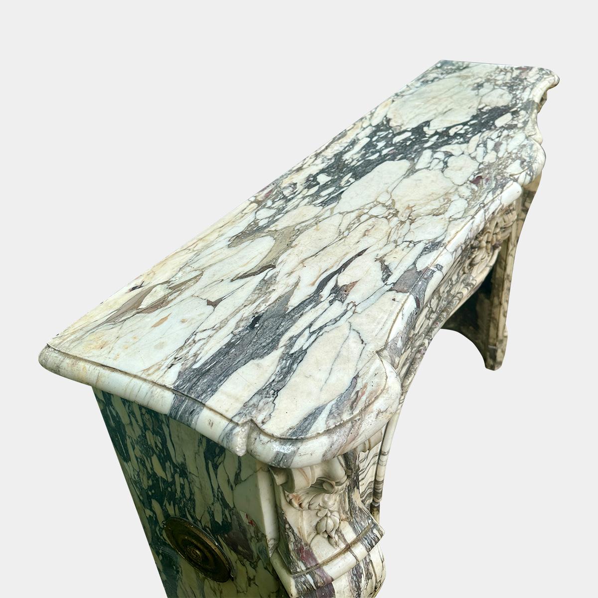Ein Paar französische Louis XV Breche Violette Marmorkaminverkleidungen aus dem 18. im Angebot 5