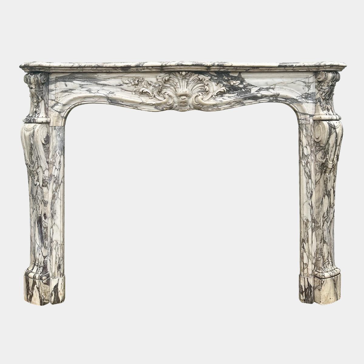 A  großer Zeitraum  ein Paar Kamine im Stil Louis XV aus hochwertigem Breche Violette-Marmor. Die Pfosten mit tiefen seitlichen Rücksprüngen, die ihre originalen Messingöffnungen beibehalten, die Frontplatten mit Kanthölzern und Paneelen mit