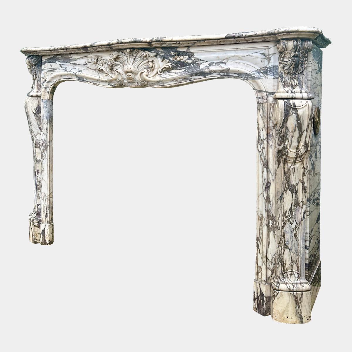 Ein Paar französische Louis XV Breche Violette Marmorkaminverkleidungen aus dem 18. (Louis XV.) im Angebot