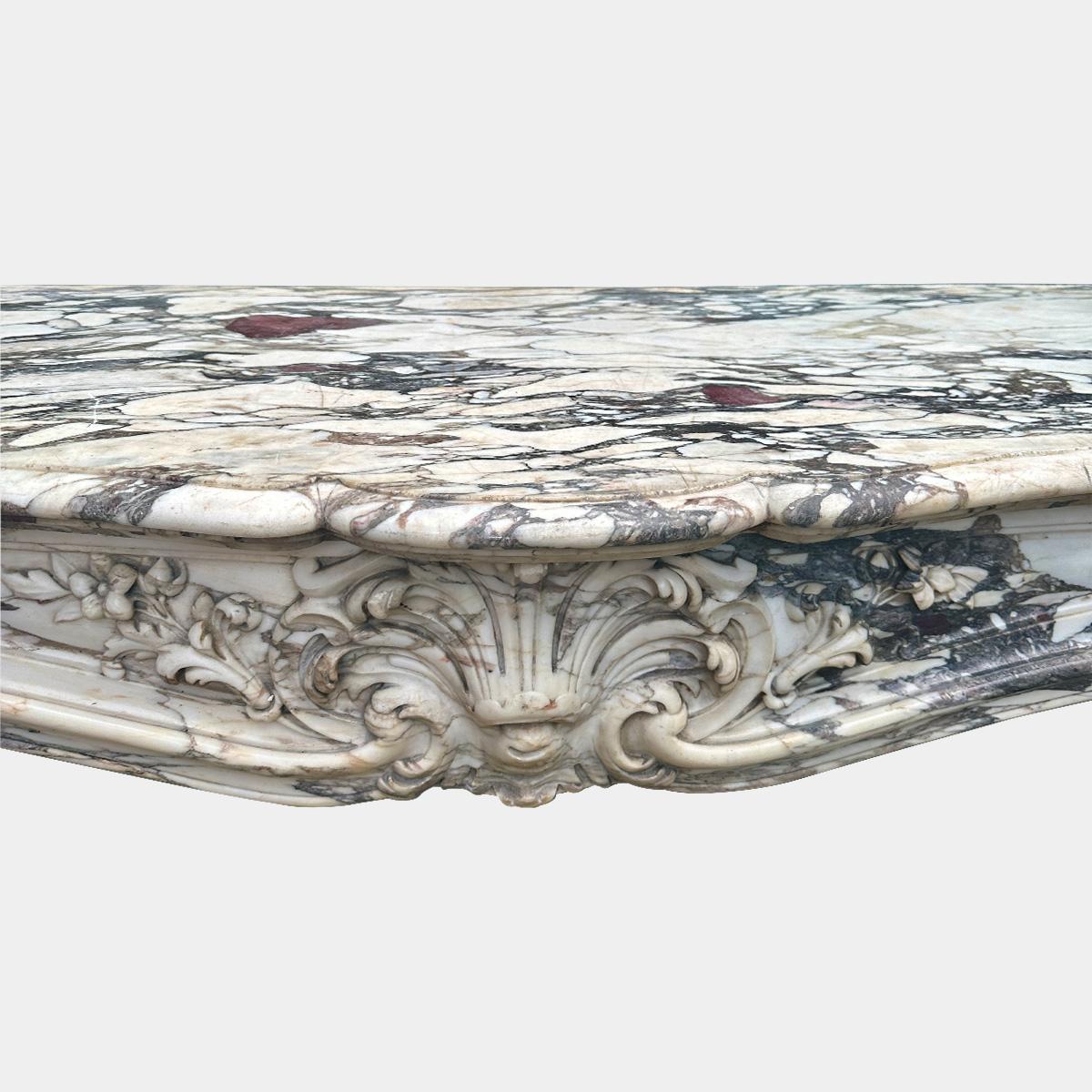Ein Paar französische Louis XV Breche Violette Marmorkaminverkleidungen aus dem 18. im Zustand „Gut“ im Angebot in London, GB