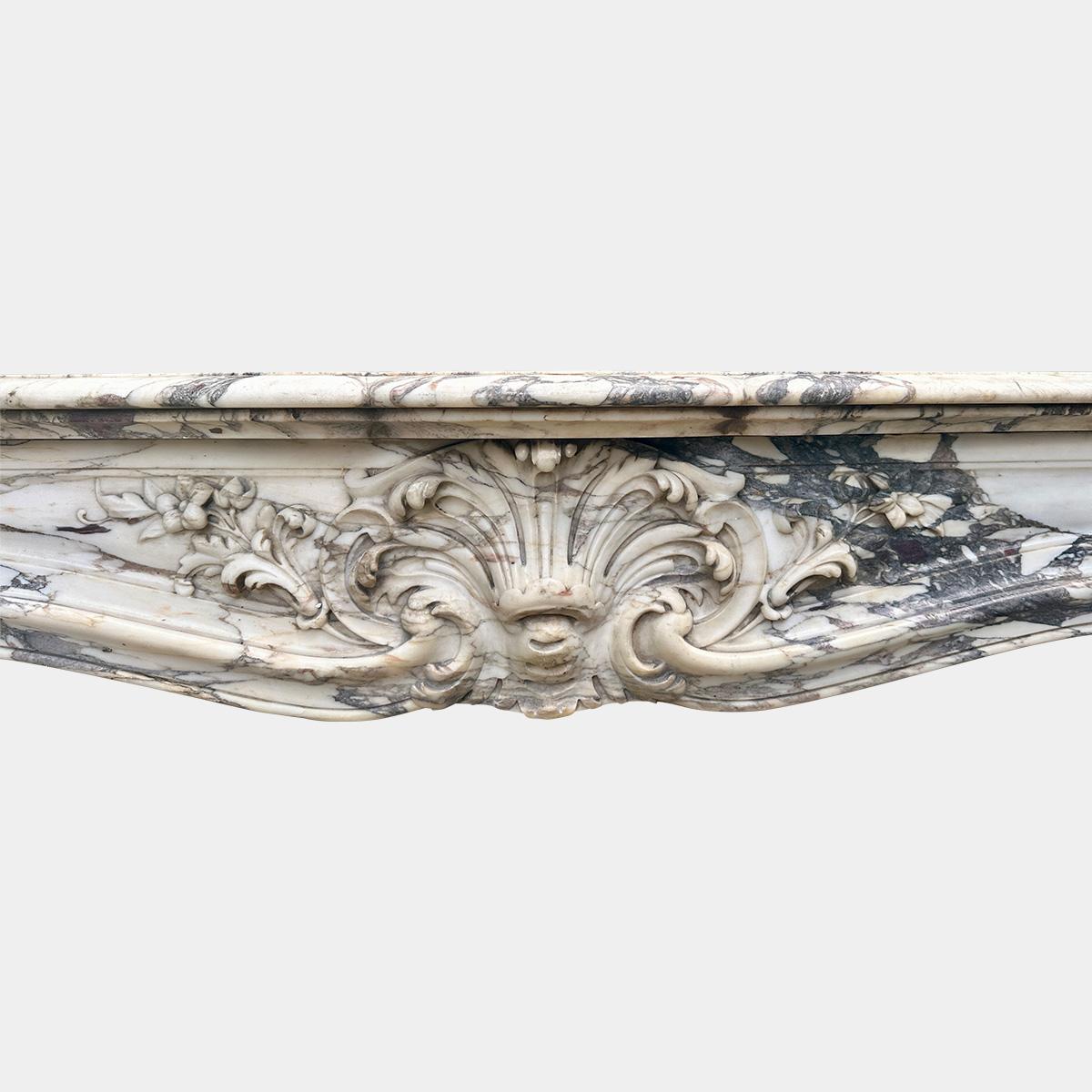 Ein Paar französische Louis XV Breche Violette Marmorkaminverkleidungen aus dem 18. (Spätes 18. Jahrhundert) im Angebot