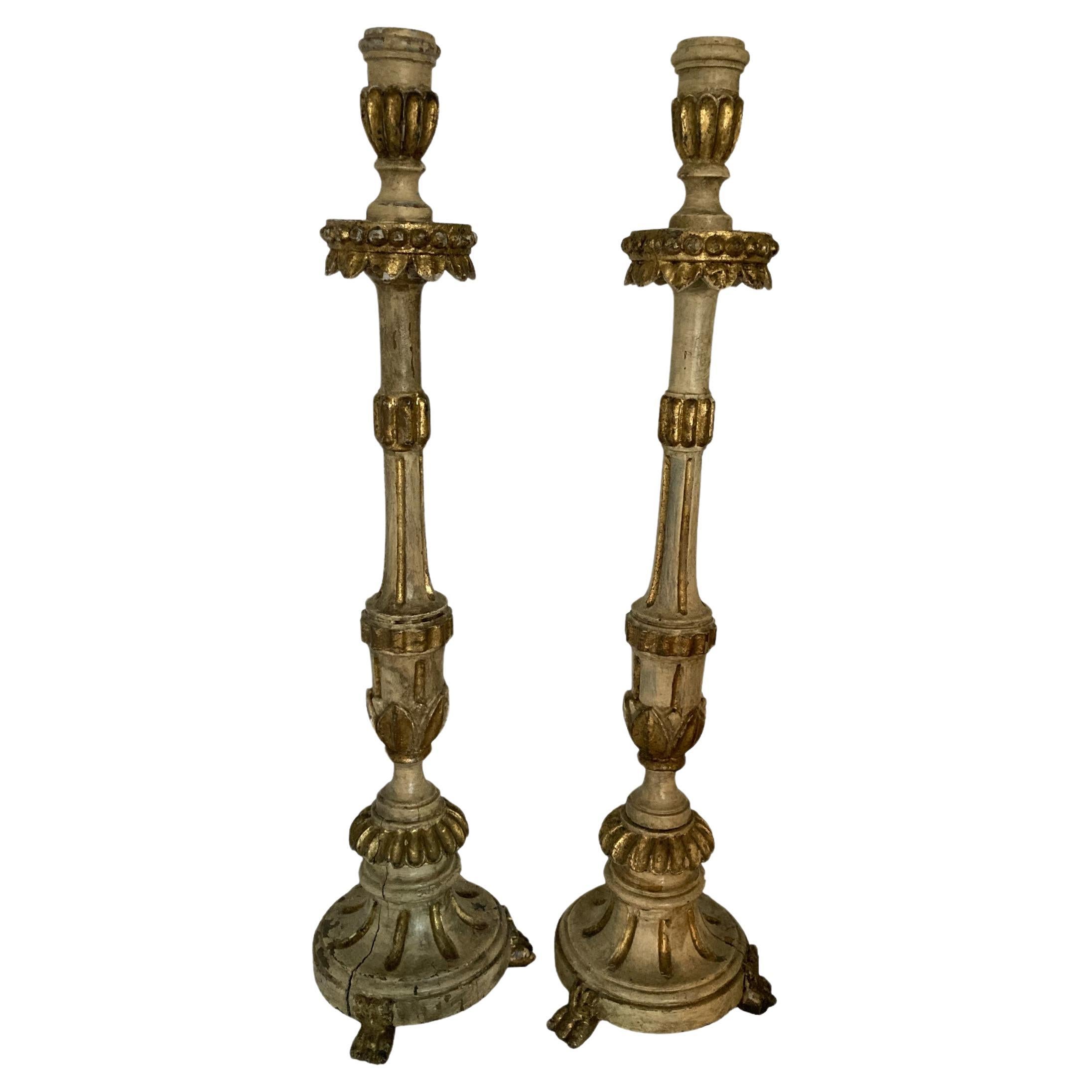 Pareja de candeleros italianos del siglo XVIII de madera pintada y dorada