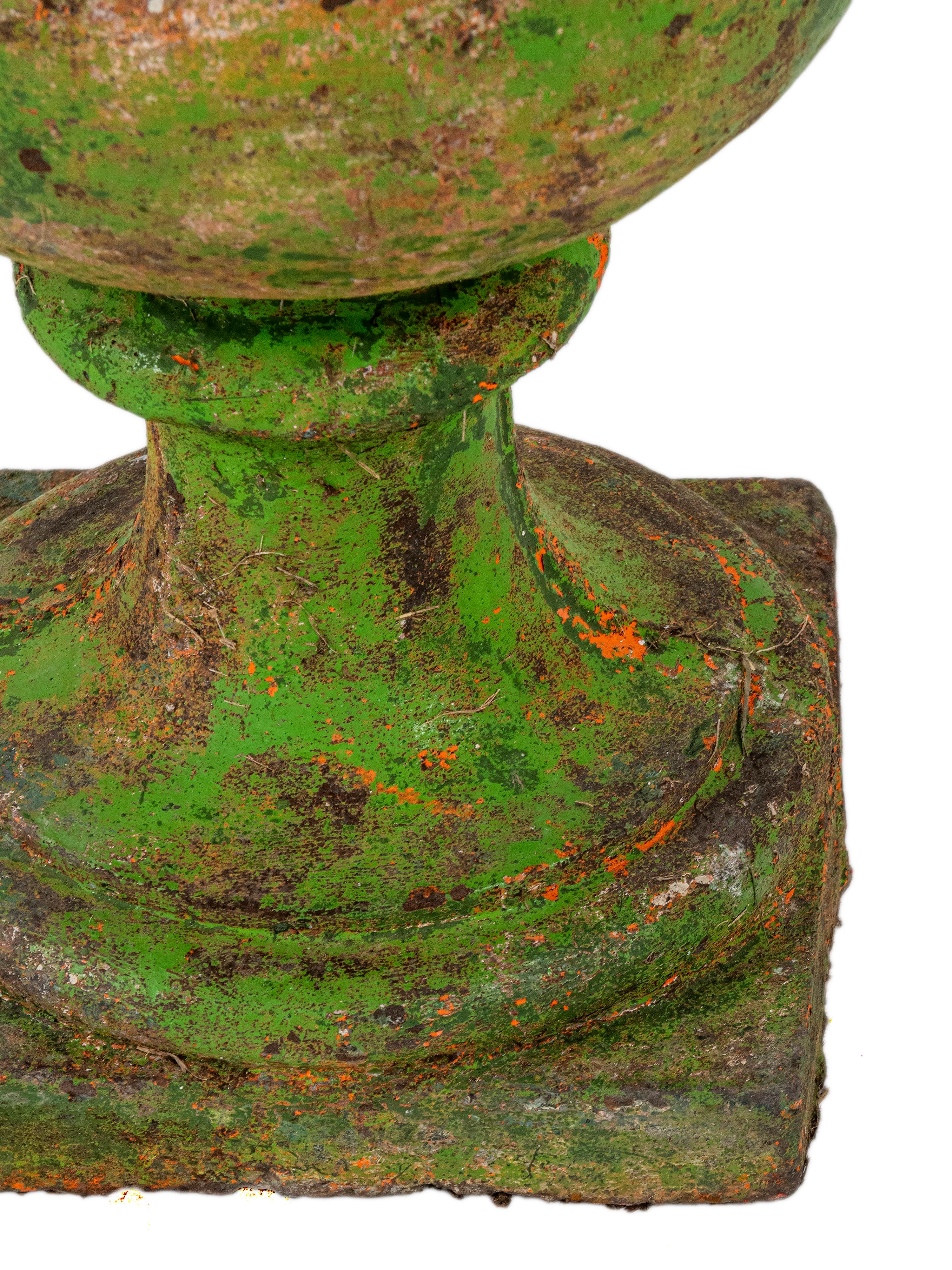 Ein Paar große, grün bemalte Urnen aus dem 18. Jahrhundert. im Angebot 6