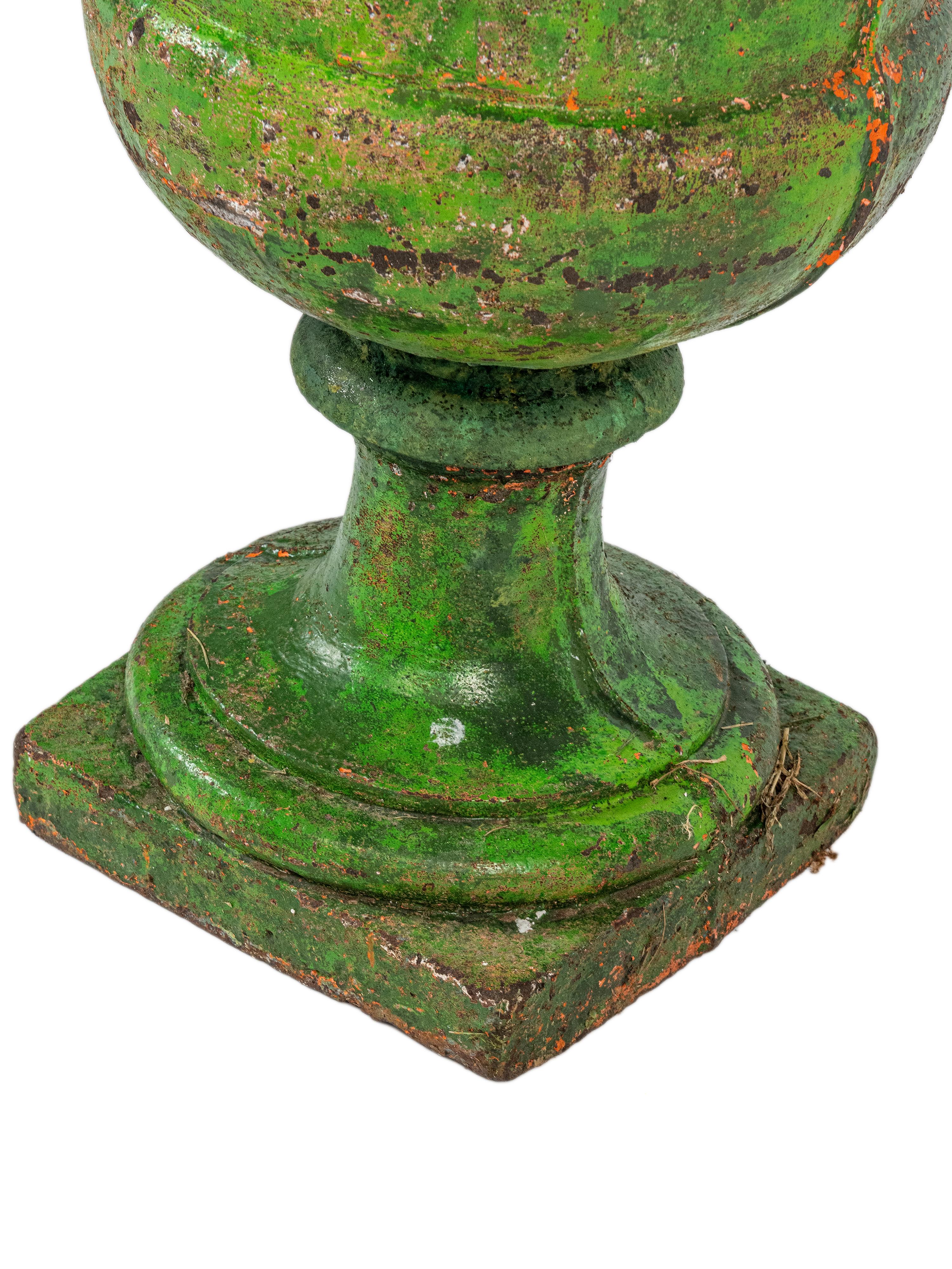 Ein Paar große, grün bemalte Urnen aus dem 18. Jahrhundert. (18. Jahrhundert und früher) im Angebot