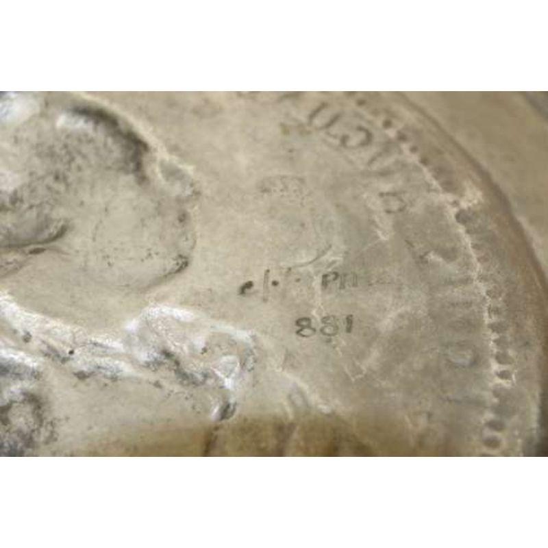 Paire d'assiettes commémoratives en étain Louis XVI et Marie-Antoinette du 18ème siècle en vente 3