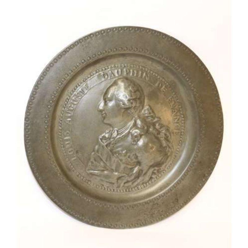 Pair of 18th Century Louis XVI & Marie Antoinette Commemorative Pewter Plates In Good Condition For Sale In Central England, GB
