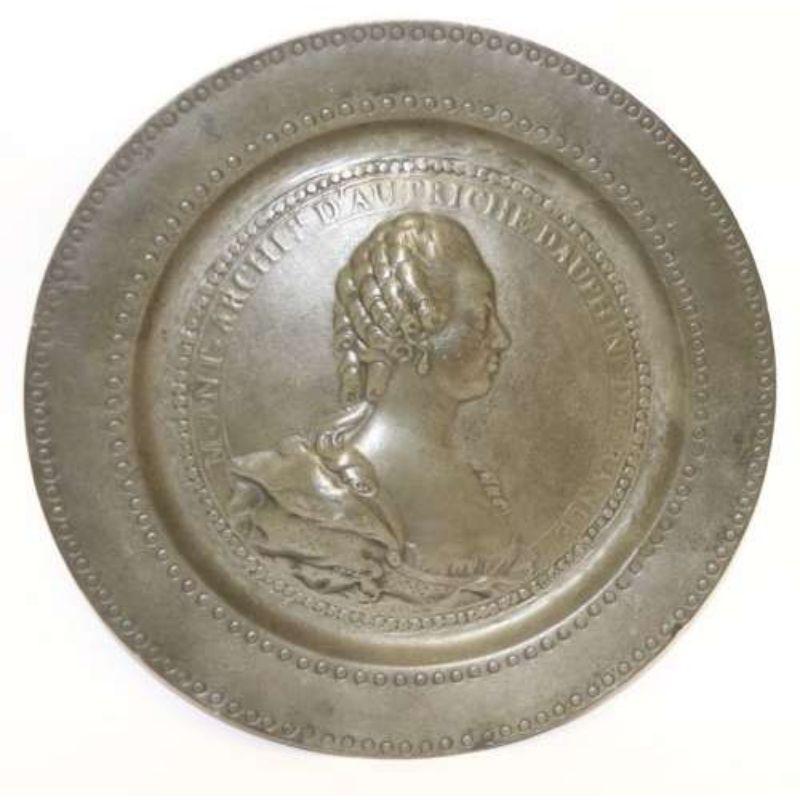 XVIIIe siècle et antérieur Paire d'assiettes commémoratives en étain Louis XVI et Marie-Antoinette du 18ème siècle en vente