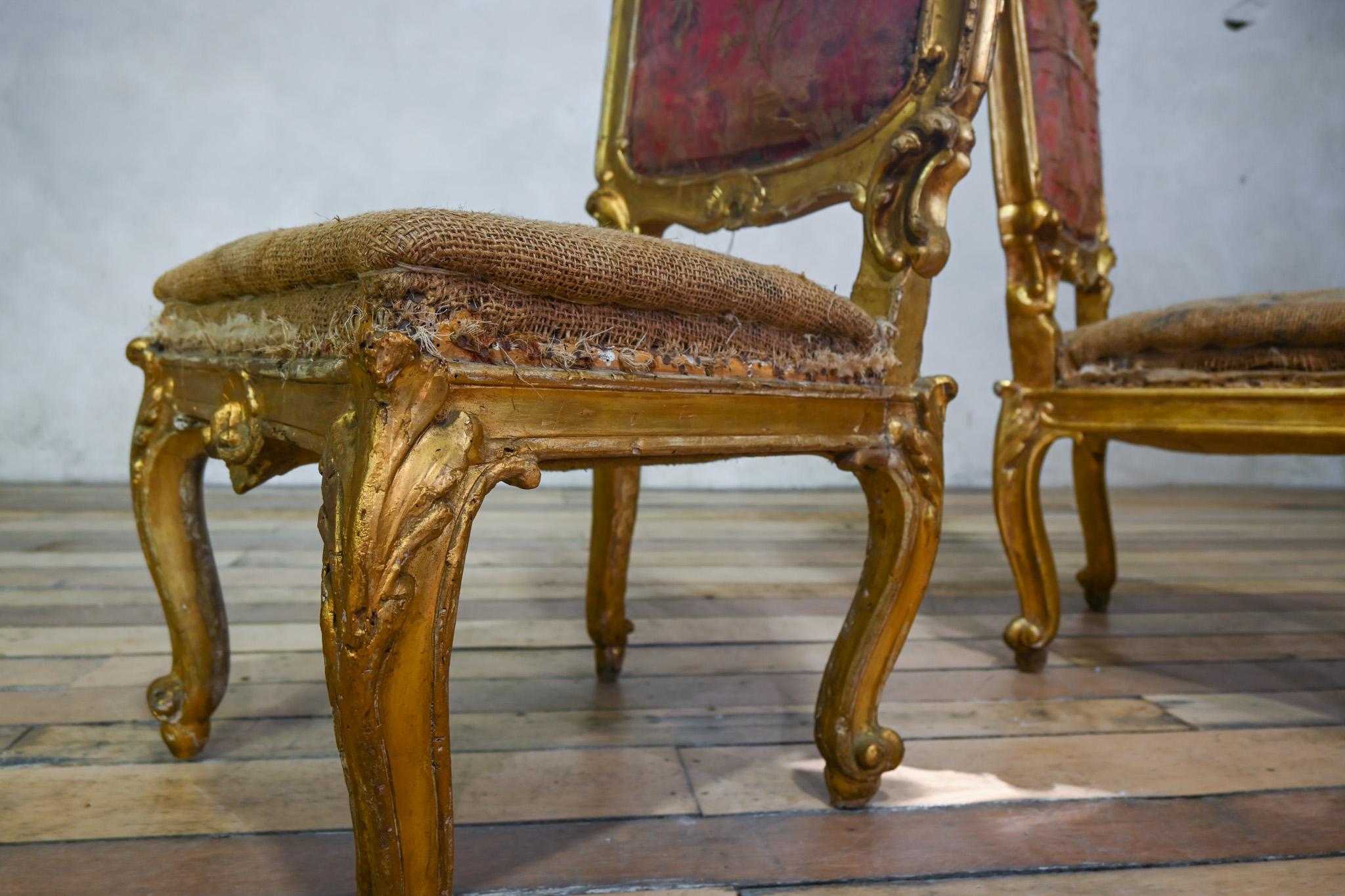 Paire de chaises d'appoint en bois doré d'Italie du Nord du XVIIIe siècle en vente 3