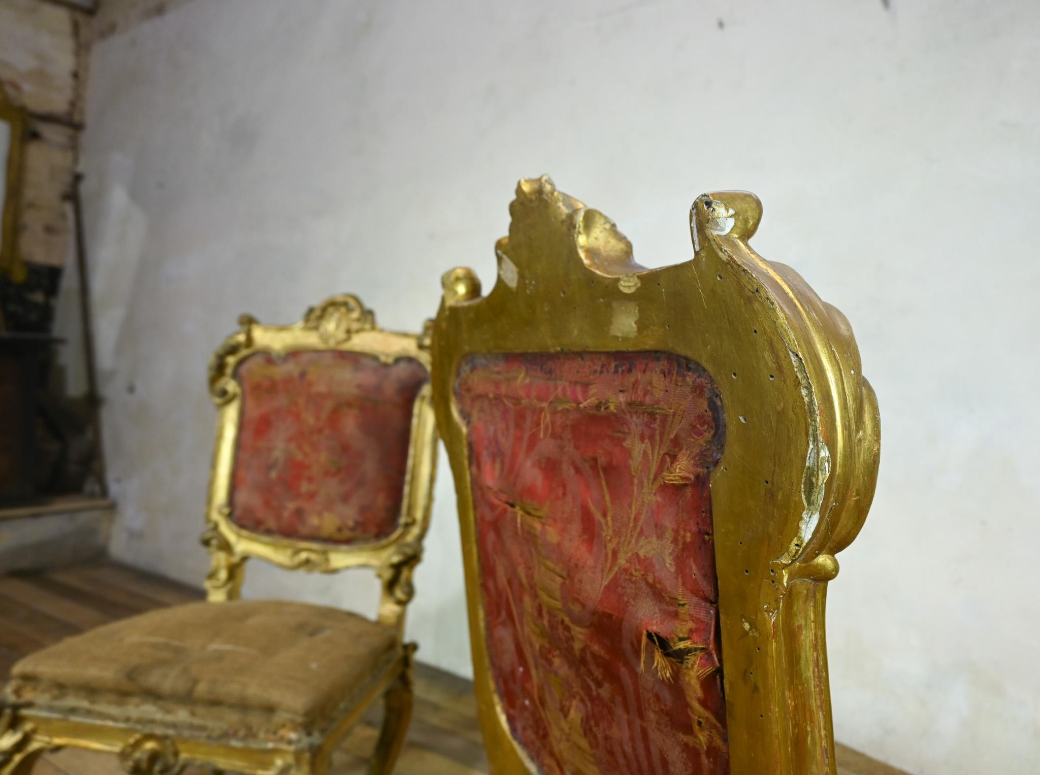 Paire de chaises d'appoint en bois doré d'Italie du Nord du XVIIIe siècle en vente 4