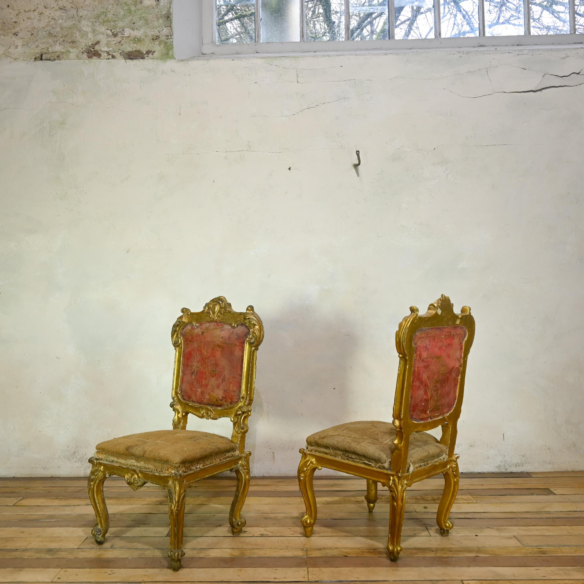 Paire de chaises d'appoint en bois doré d'Italie du Nord du XVIIIe siècle en vente 5
