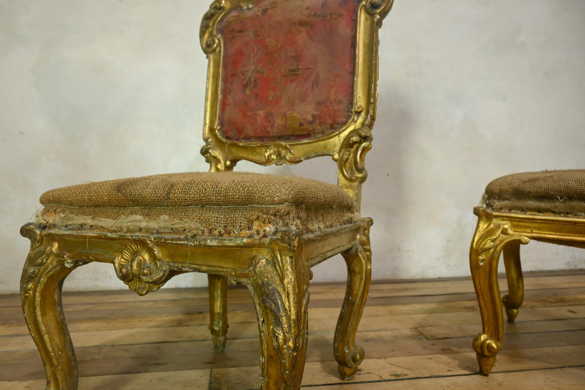 Paire de chaises d'appoint en bois doré d'Italie du Nord du XVIIIe siècle en vente 6