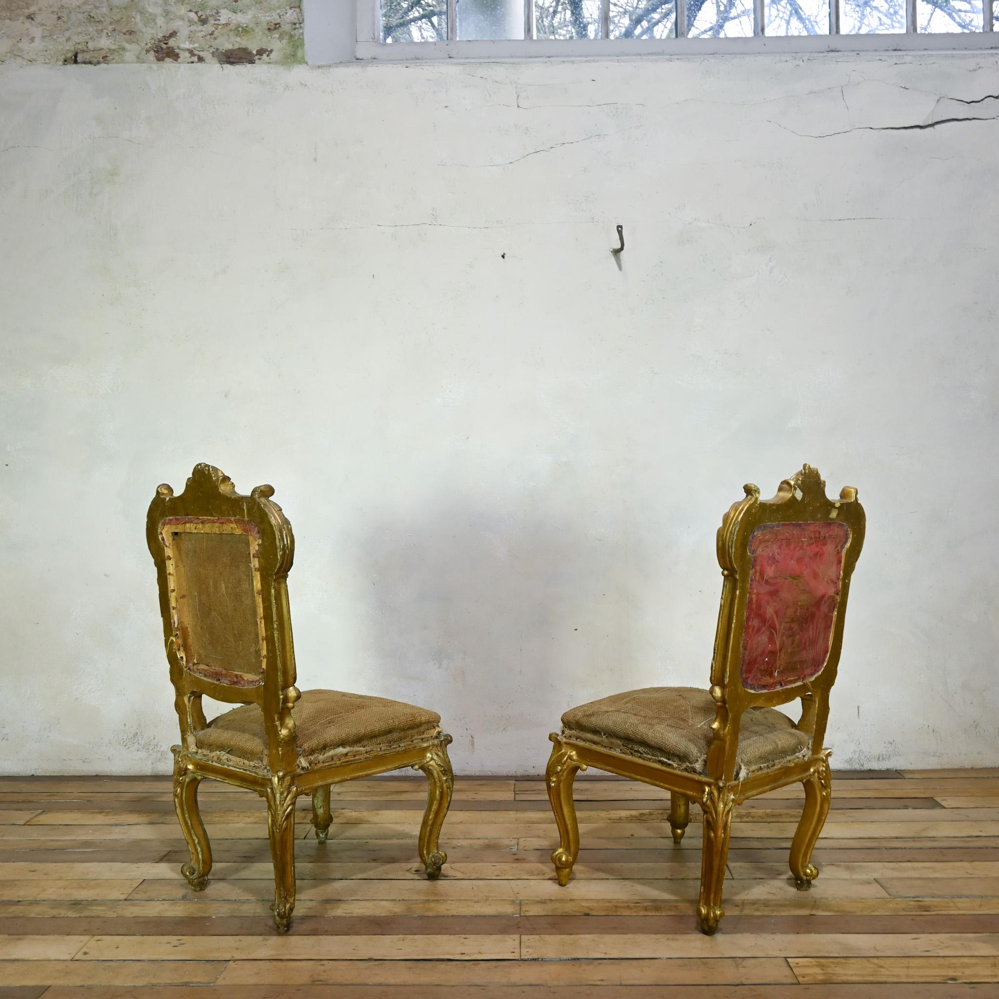 Paire de chaises d'appoint en bois doré d'Italie du Nord du XVIIIe siècle en vente 9