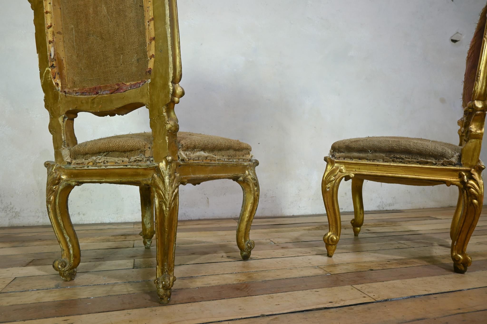 Paire de chaises d'appoint en bois doré d'Italie du Nord du XVIIIe siècle en vente 10