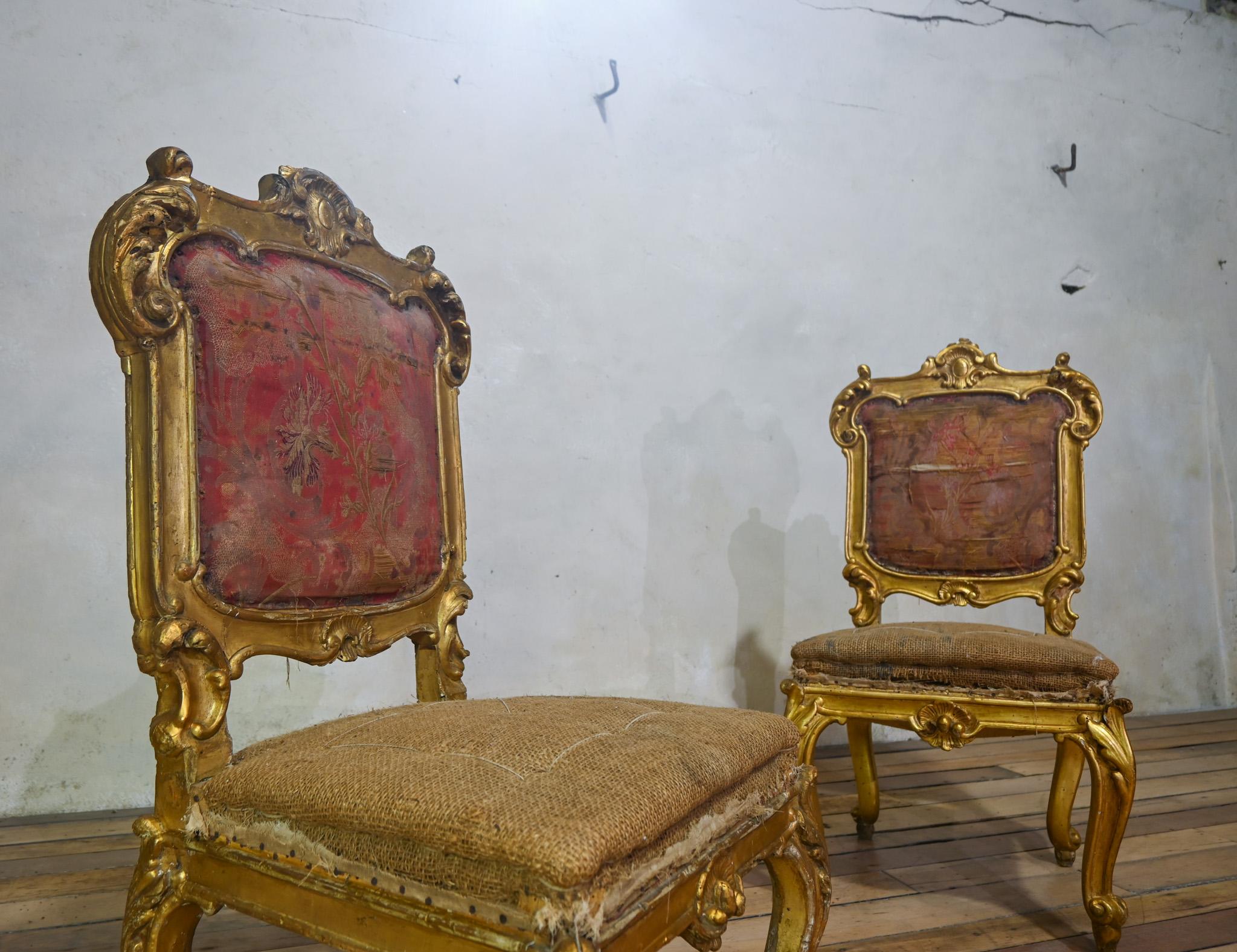 Baroque Paire de chaises d'appoint en bois doré d'Italie du Nord du XVIIIe siècle en vente