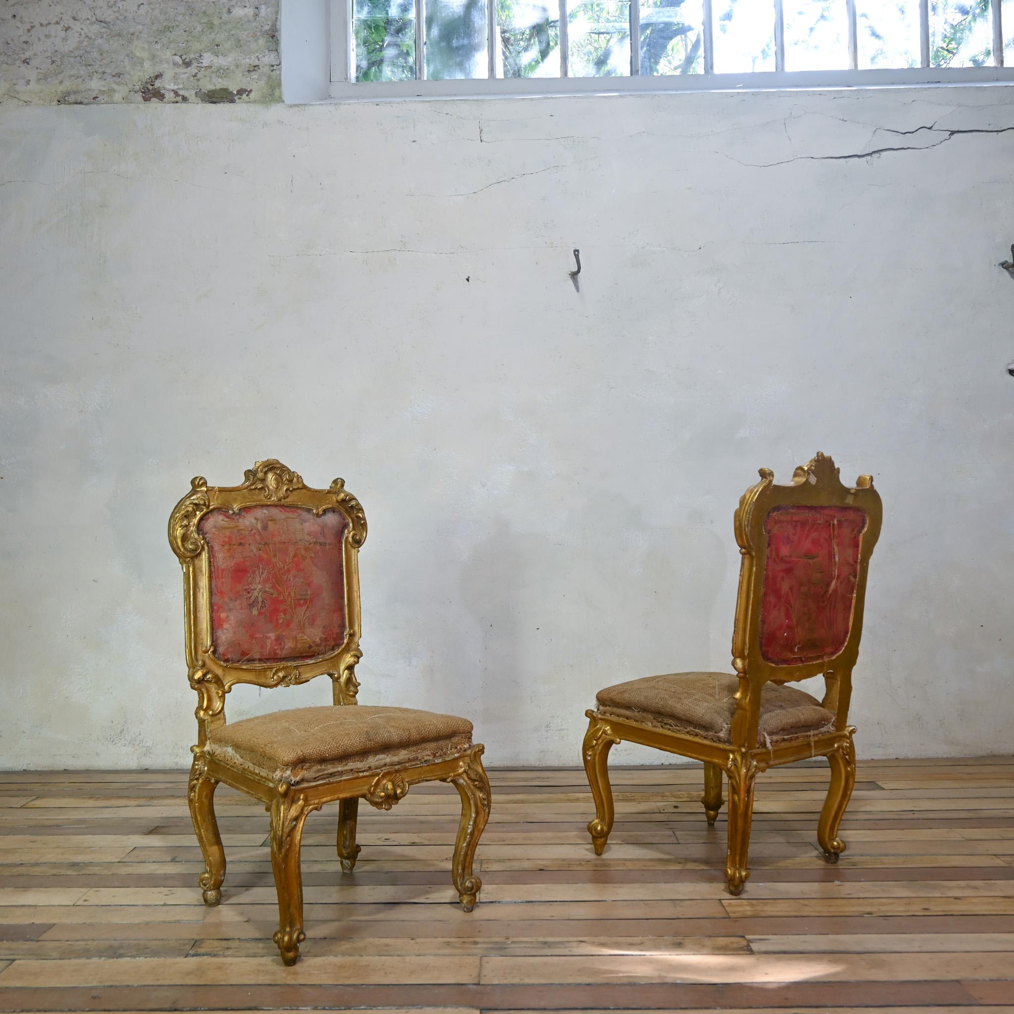 Paire de chaises d'appoint en bois doré d'Italie du Nord du XVIIIe siècle Bon état - En vente à Basingstoke, Hampshire