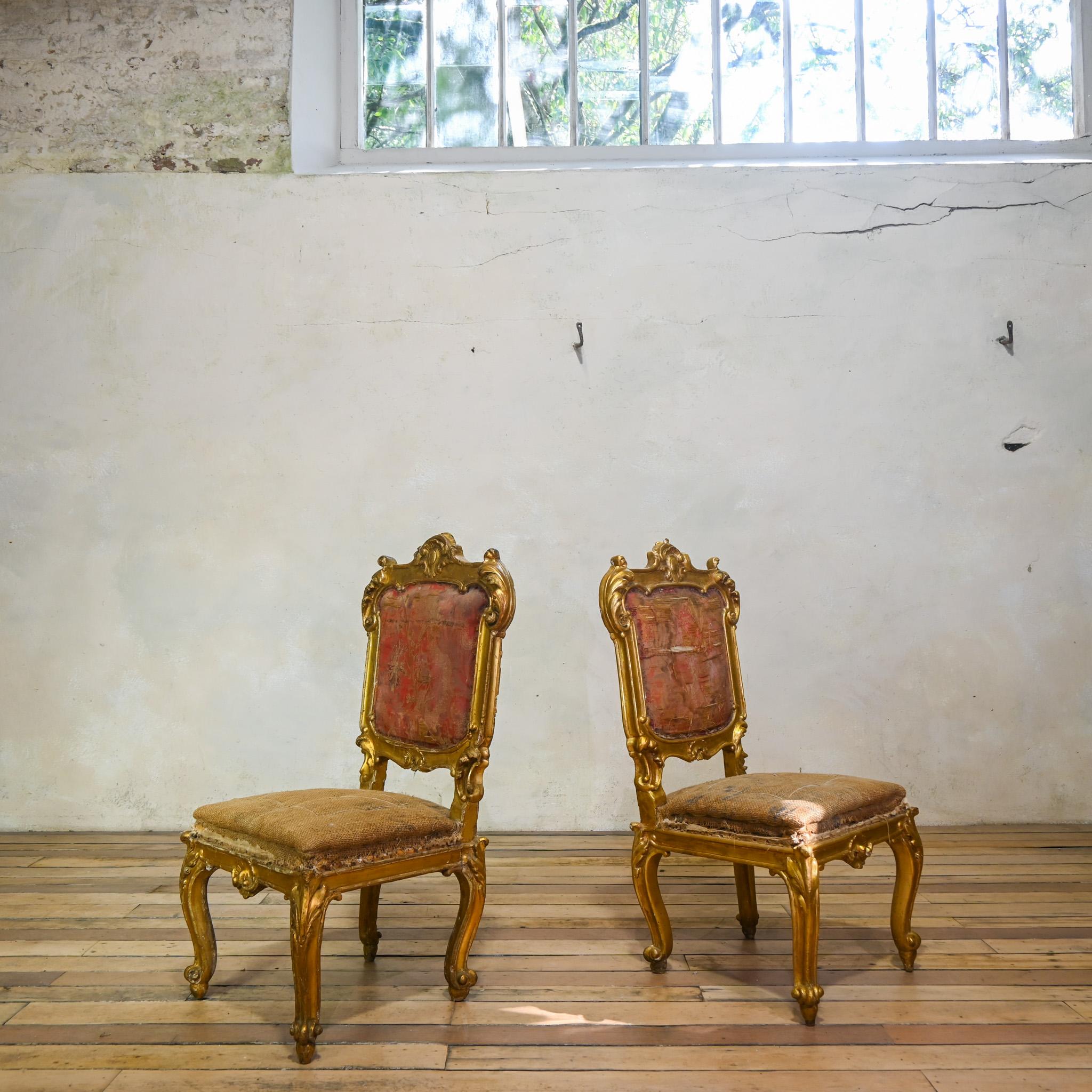 Bois doré Paire de chaises d'appoint en bois doré d'Italie du Nord du XVIIIe siècle en vente
