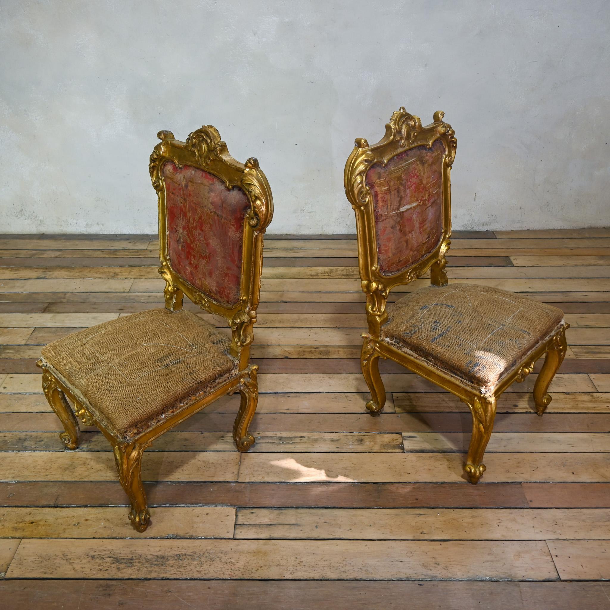 Paire de chaises d'appoint en bois doré d'Italie du Nord du XVIIIe siècle en vente 1