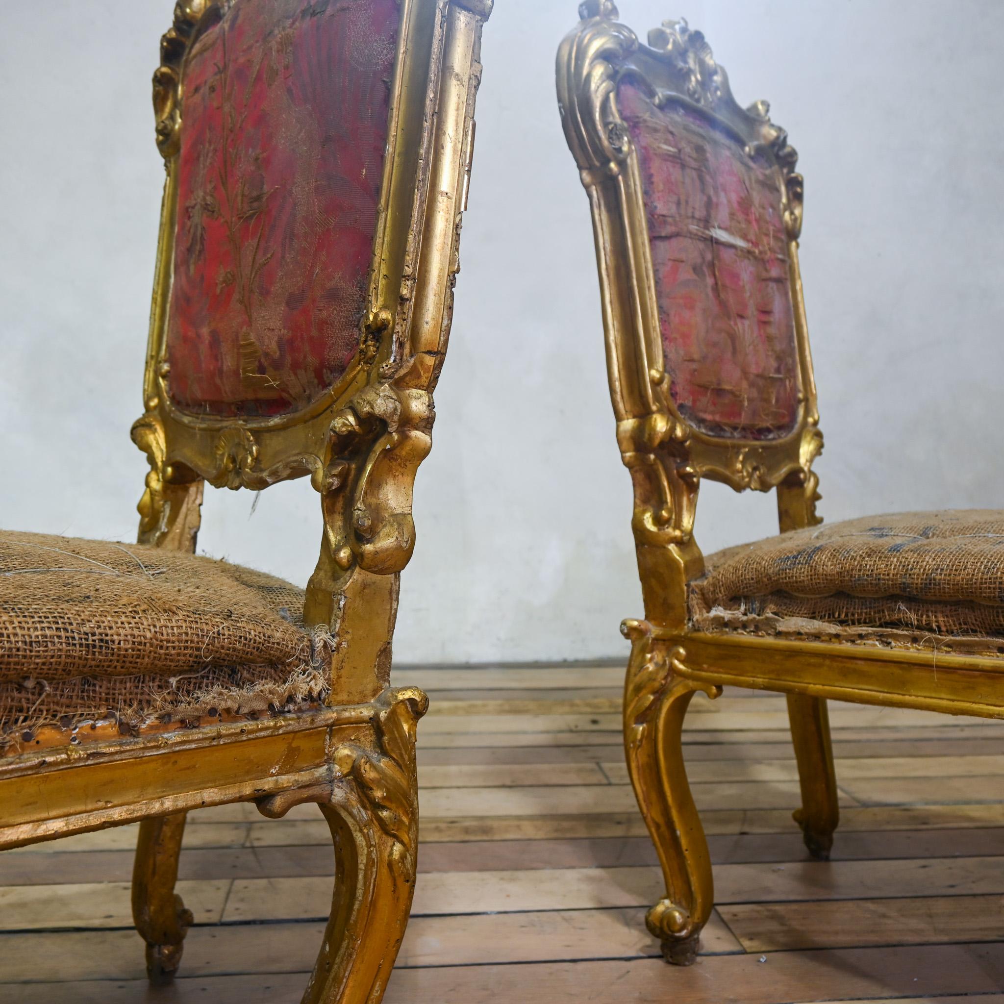 Paire de chaises d'appoint en bois doré d'Italie du Nord du XVIIIe siècle en vente 2