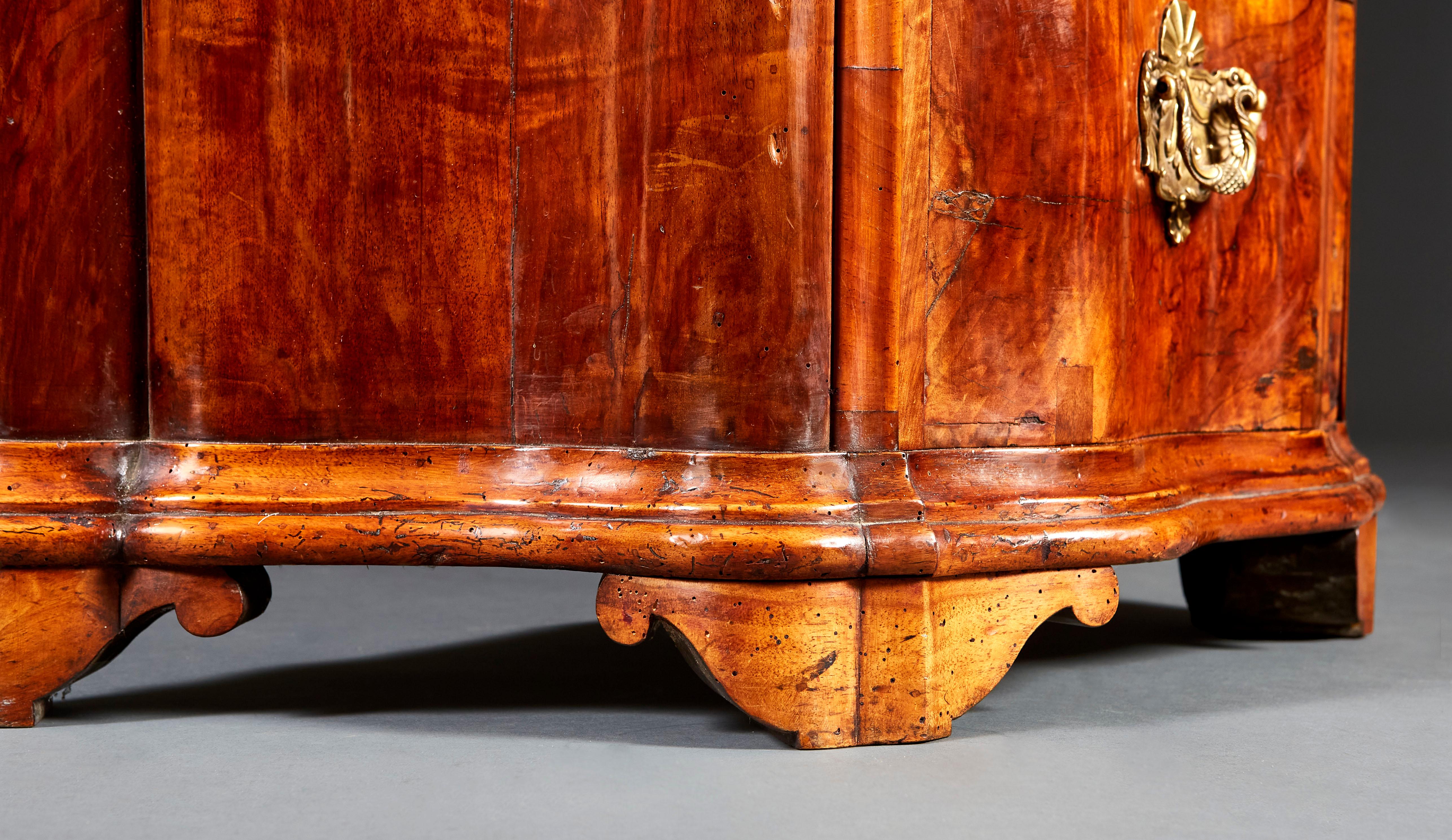 Pair of 18th Century Serpentine Italian Bedside Commodes 4