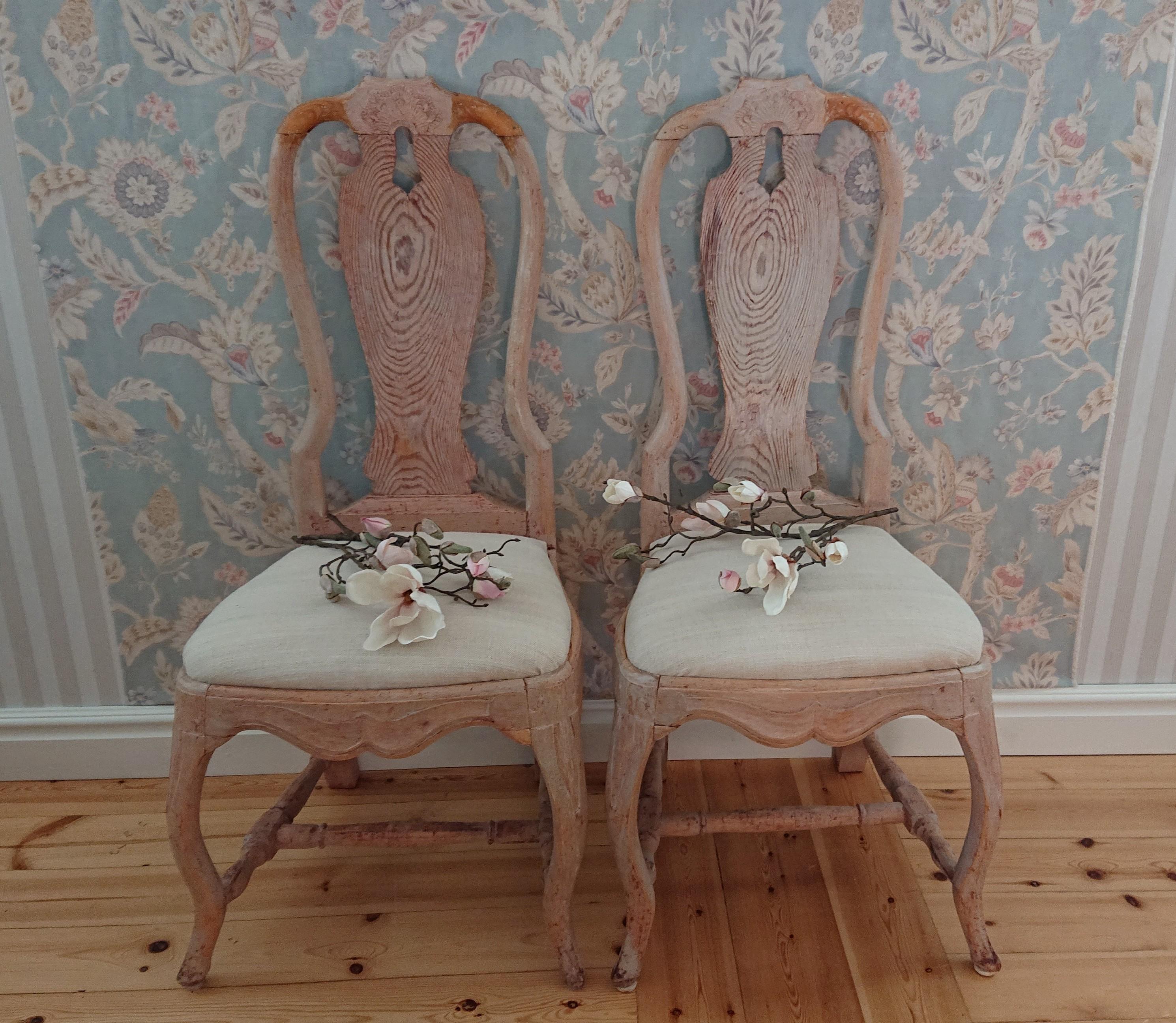 A pair of Swedish rococo chairs 18th century.
Slim in the model with beautifully carved seashell in the back of the chairs.
Scraped by hand to its original color.
The chairs is reupholstery in beatiful light beige linen fabric. Below is the
