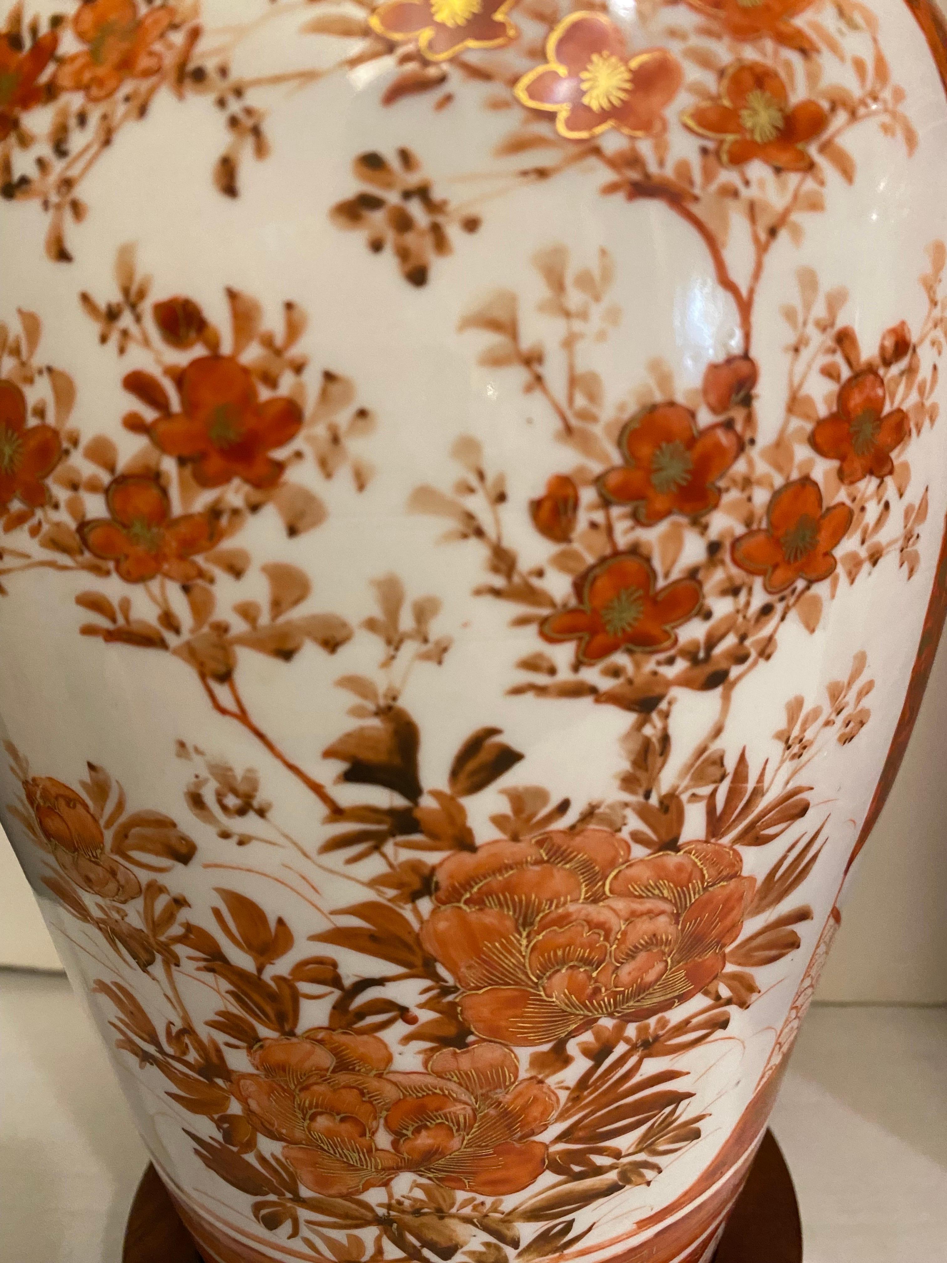 Paire de Meiji du 19ème siècle. Lampes en porcelaine de Kutani peintes à la main. Bon état - En vente à Lambertville, NJ