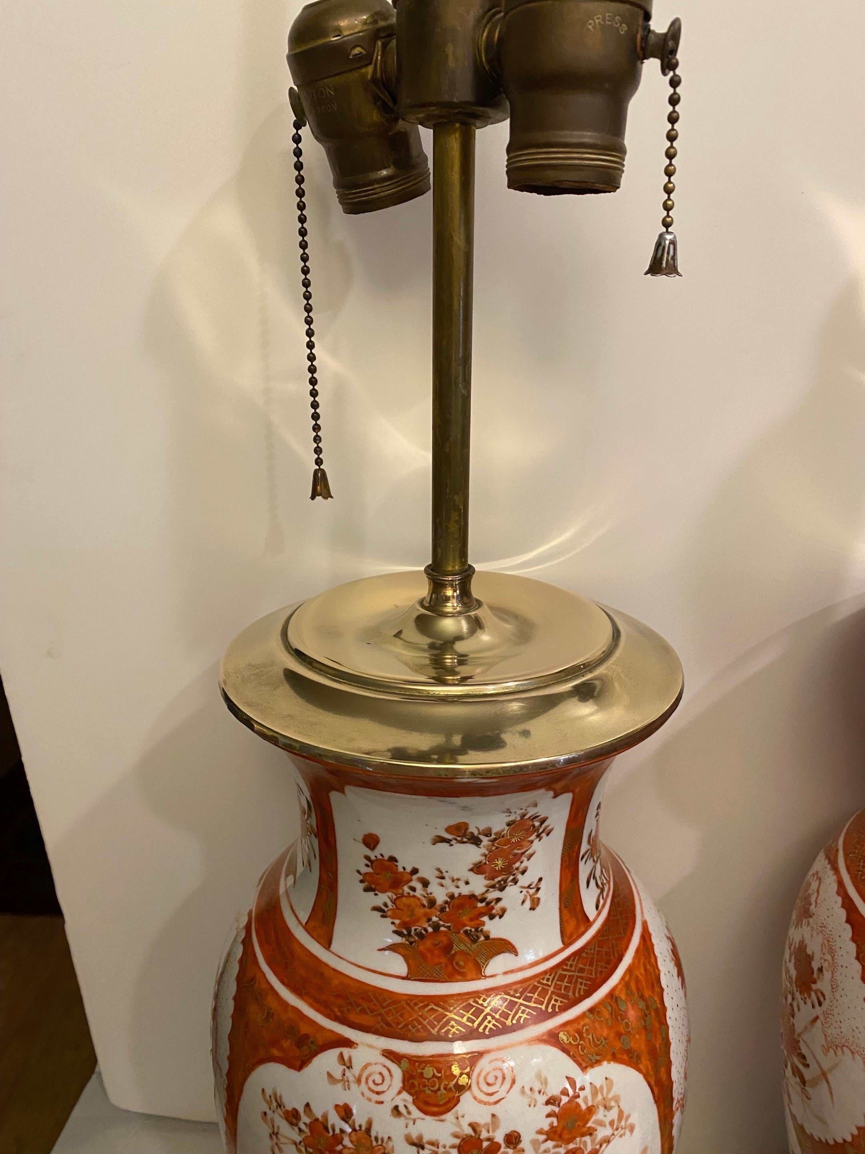 Paire de Meiji du 19ème siècle. Lampes en porcelaine de Kutani peintes à la main. en vente 1